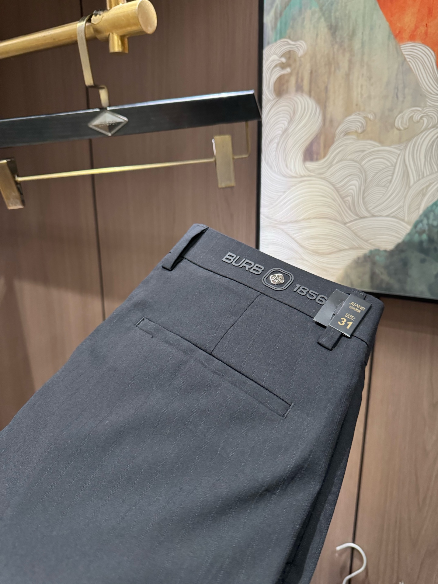 NO:118981,BUR2025 Early Spring Latest Series of Men's Leisure Pants!  Soft and delicate, excellent feel!  The brand style is unobstructed!  Minimalist design, without extravagant elements to win the lead, the details are finely made, the hardware accessories are customized, the thickness is just right, easy to control various weather in spring and summer, classic colors are very energetic, and various styles of dressing, casual business, daily life, and fashion trends can be controlled!  Overall, both in terms of grade and fashion are extremely outstanding, bringing extraordinary clothing taste!  Count 29-3837, burberry,alexander wang19860909BUR2025早春最新系列男士休闲裤！柔软细腻,手感绝佳！品牌格调一览无余！极简主义设计,没有多余浮夸的元素来宣兵夺主,细节做工精细,五金配件原版定制,厚薄程度也是恰到好处,轻松驾驭春夏各种天气,经典颜色上身很显精气神,多种风格穿搭,休闲商务、日常生活、时尚潮流均可驾驭！整体不论是档次还是时尚感都是极为出色的,带来非凡的衣着品味！码数29-3837,,burberry,alexander wang,Men's clothing