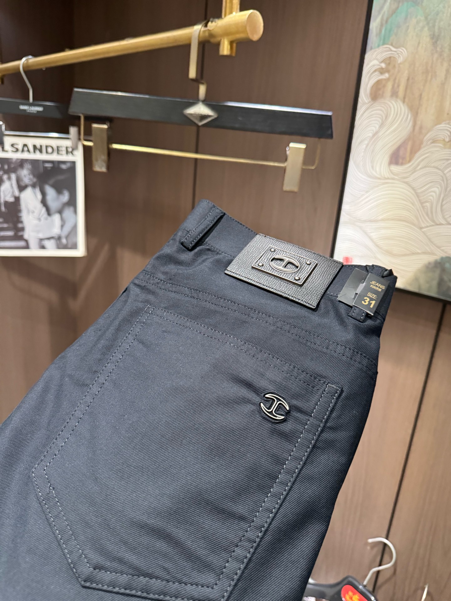 NO:118975,CEL2025 Early Spring Latest Series of Men's Leisure Pants!  Soft and delicate, excellent feel!  The brand style is unobstructed!  Minimalist design, without extravagant elements to win the lead, the details are finely made, the hardware accessories are customized, the thickness is just right, easy to control various weather in spring and summer, classic colors are very energetic, and various styles of dressing, casual business, daily life, and fashion trends can be controlled!  Overall, both in terms of grade and fashion are extremely outstanding, bringing extraordinary clothing taste!  Number of codes 29-3837, alexander wang19860909CEL2025早春最新系列男士休闲裤！柔软细腻,手感绝佳！品牌格调一览无余！极简主义设计,没有多余浮夸的元素来宣兵夺主,细节做工精细,五金配件原版定制,厚薄程度也是恰到好处,轻松驾驭春夏各种天气,经典颜色上身很显精气神,多种风格穿搭,休闲商务、日常生活、时尚潮流均可驾驭！整体不论是档次还是时尚感都是极为出色的,带来非凡的衣着品味！码数29-3837,,alexander wang,Men's clothing