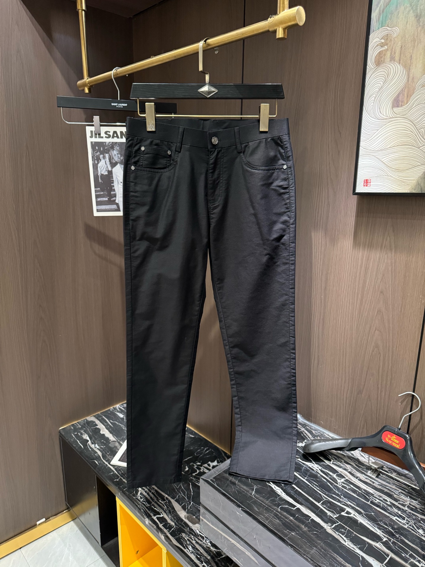 NO:118972,HER2025 Early Spring Latest Series of Men's Leisure Pants!  Soft and delicate, excellent feel!  The brand style is unobstructed!  Minimalist design, without extravagant elements to win the lead, the details are finely made, the hardware accessories are customized, the thickness is just right, easy to control various weather in spring and summer, classic colors are very energetic, and various styles of dressing, casual business, daily life, and fashion trends can be controlled!  Overall, both in terms of grade and fashion are extremely outstanding, bringing extraordinary clothing taste!  Number of codes 29-3837, alexander wang19860909HER2025早春最新系列男士休闲裤！柔软细腻,手感绝佳！品牌格调一览无余！极简主义设计,没有多余浮夸的元素来宣兵夺主,细节做工精细,五金配件原版定制,厚薄程度也是恰到好处,轻松驾驭春夏各种天气,经典颜色上身很显精气神,多种风格穿搭,休闲商务、日常生活、时尚潮流均可驾驭！整体不论是档次还是时尚感都是极为出色的,带来非凡的衣着品味！码数29-3837,,alexander wang,Men's clothing