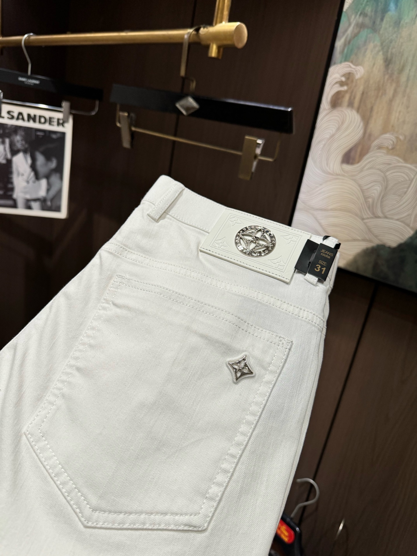 NO:118969,LV2025 Early Spring Latest Series of Men's Leisure Pants!  Soft and delicate, excellent feel!  The brand style is unobstructed!  Minimalist design, without extravagant elements to win the lead, the details are finely made, the hardware accessories are customized, the thickness is just right, easy to control various weather in spring and summer, classic colors are very energetic, and various styles of dressing, casual business, daily life, and fashion trends can be controlled!  Overall, both in terms of grade and fashion are extremely outstanding, bringing extraordinary clothing taste!  Count 29-3837, louis vuitton,alexander wang19860909LV2025早春最新系列男士休闲裤！柔软细腻,手感绝佳！品牌格调一览无余！极简主义设计,没有多余浮夸的元素来宣兵夺主,细节做工精细,五金配件原版定制,厚薄程度也是恰到好处,轻松驾驭春夏各种天气,经典颜色上身很显精气神,多种风格穿搭,休闲商务、日常生活、时尚潮流均可驾驭！整体不论是档次还是时尚感都是极为出色的,带来非凡的衣着品味！码数29-3837,,louis vuitton,alexander wang,Men's clothing