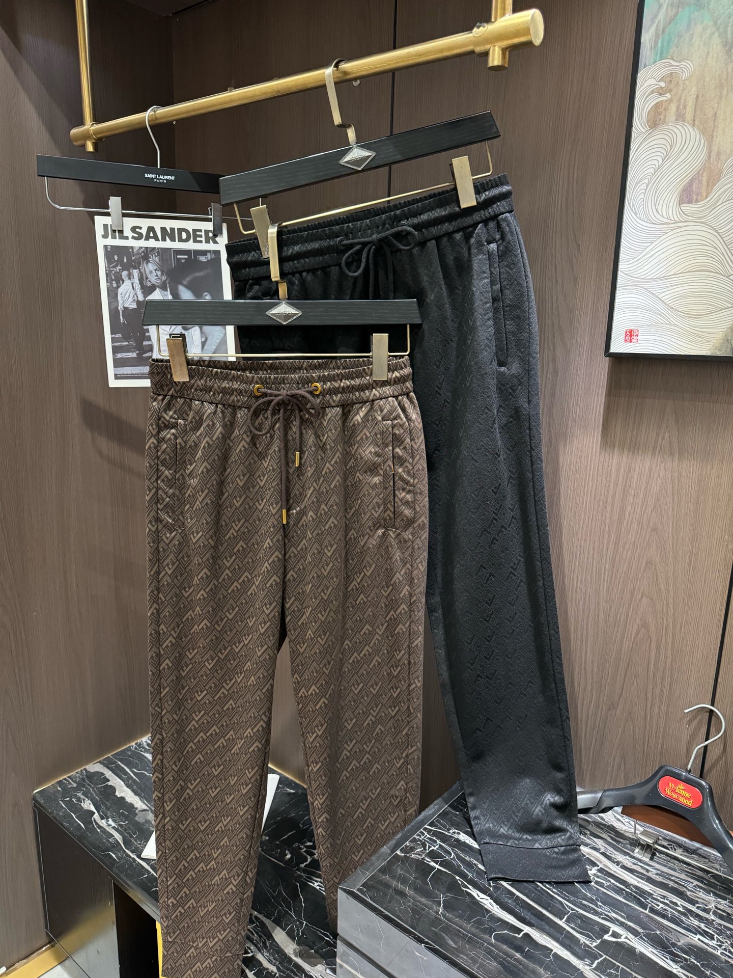 NO:118534,FD2025 Early Spring Latest Series of Men's Casual Pants!  Soft and delicate, excellent feel!  The brand style is unobstructed!  Minimalist design, without extravagant elements to win the lead, the details are finely made, the hardware accessories are customized, the thickness is just right, easy to control various weather in spring and summer, classic colors are very energetic, and various styles of dressing, casual business, daily life, and fashion trends can be controlled!  Overall, both in terms of grade and fashion are extremely outstanding, bringing extraordinary clothing taste!  Number of codes 29-3837, alexander wang19860909FD2025早春最新系列男士休闲裤！柔软细腻,手感绝佳！品牌格调一览无余！极简主义设计,没有多余浮夸的元素来宣兵夺主,细节做工精细,五金配件原版定制,厚薄程度也是恰到好处,轻松驾驭春夏各种天气,经典颜色上身很显精气神,多种风格穿搭,休闲商务、日常生活、时尚潮流均可驾驭！整体不论是档次还是时尚感都是极为出色的,带来非凡的衣着品味！码数29-3837,,alexander wang,Men's clothing