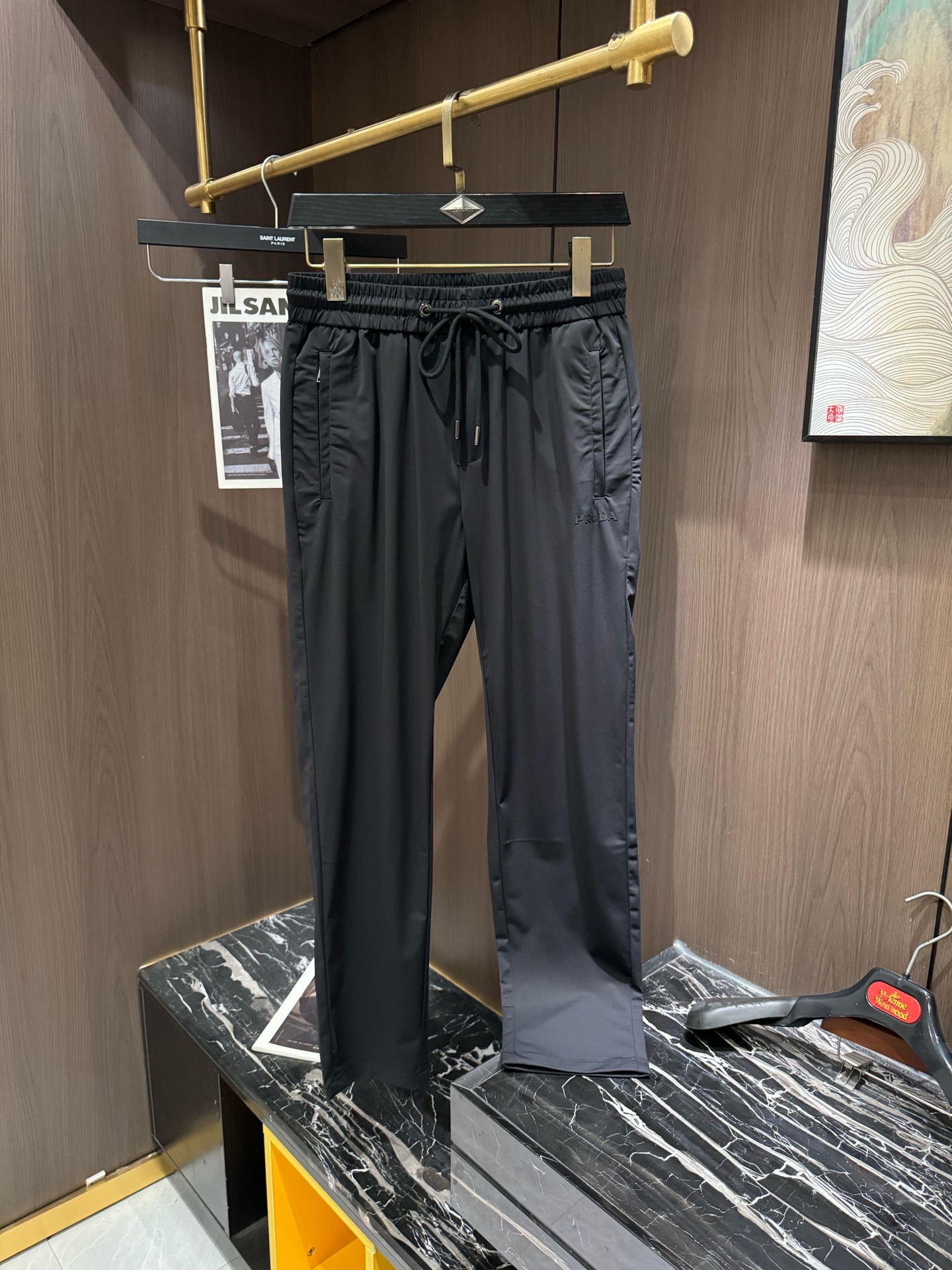 NO:120454,PRA2025 Early Spring Latest Series of Men's Leisure Pants!  Soft and delicate, excellent feel!  The brand style is unobstructed!  Minimalist design, without extravagant elements to win the lead, the details are finely made, the hardware accessories are customized, the thickness is just right, easy to control various weather in spring and summer, classic colors are very energetic, and various styles of dressing, casual business, daily life, and fashion trends can be controlled!  Overall, both in terms of grade and fashion are extremely outstanding, bringing extraordinary clothing taste!  Number of codes 29-3837, prada,alexander wang19860909PRA2025早春最新系列男士休闲裤！柔软细腻,手感绝佳！品牌格调一览无余！极简主义设计,没有多余浮夸的元素来宣兵夺主,细节做工精细,五金配件原版定制,厚薄程度也是恰到好处,轻松驾驭春夏各种天气,经典颜色上身很显精气神,多种风格穿搭,休闲商务、日常生活、时尚潮流均可驾驭！整体不论是档次还是时尚感都是极为出色的,带来非凡的衣着品味！码数29-3837,,prada,alexander wang,Men's clothing