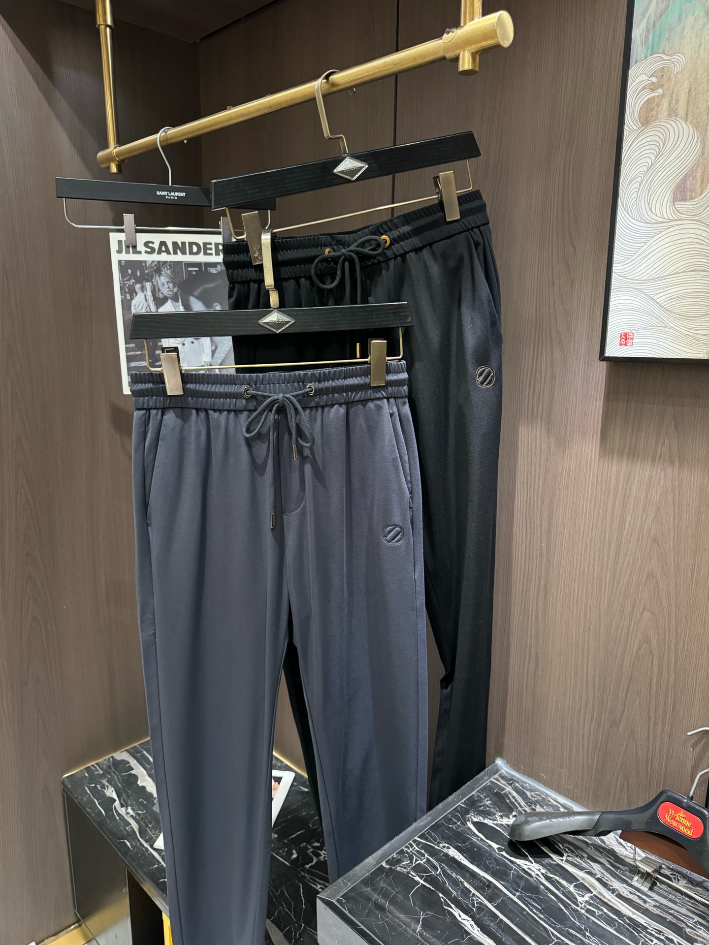 NO:120452,ZZ2025 Early Spring Latest Series of Men's Leisure Pants!  Soft and delicate, excellent feel!  The brand style is unobstructed!  Minimalist design, without extravagant elements to win the lead, the details are finely made, the hardware accessories are customized, the thickness is just right, easy to control various weather in spring and summer, classic colors are very energetic, and various styles of dressing, casual business, daily life, and fashion trends can be controlled!  Overall, both in terms of grade and fashion are extremely outstanding, bringing extraordinary clothing taste!  Number of codes 29-3837, alexander wang19860909ZZ2025早春最新系列男士休闲裤！柔软细腻,手感绝佳！品牌格调一览无余！极简主义设计,没有多余浮夸的元素来宣兵夺主,细节做工精细,五金配件原版定制,厚薄程度也是恰到好处,轻松驾驭春夏各种天气,经典颜色上身很显精气神,多种风格穿搭,休闲商务、日常生活、时尚潮流均可驾驭！整体不论是档次还是时尚感都是极为出色的,带来非凡的衣着品味！码数29-3837,,alexander wang,Men's clothing