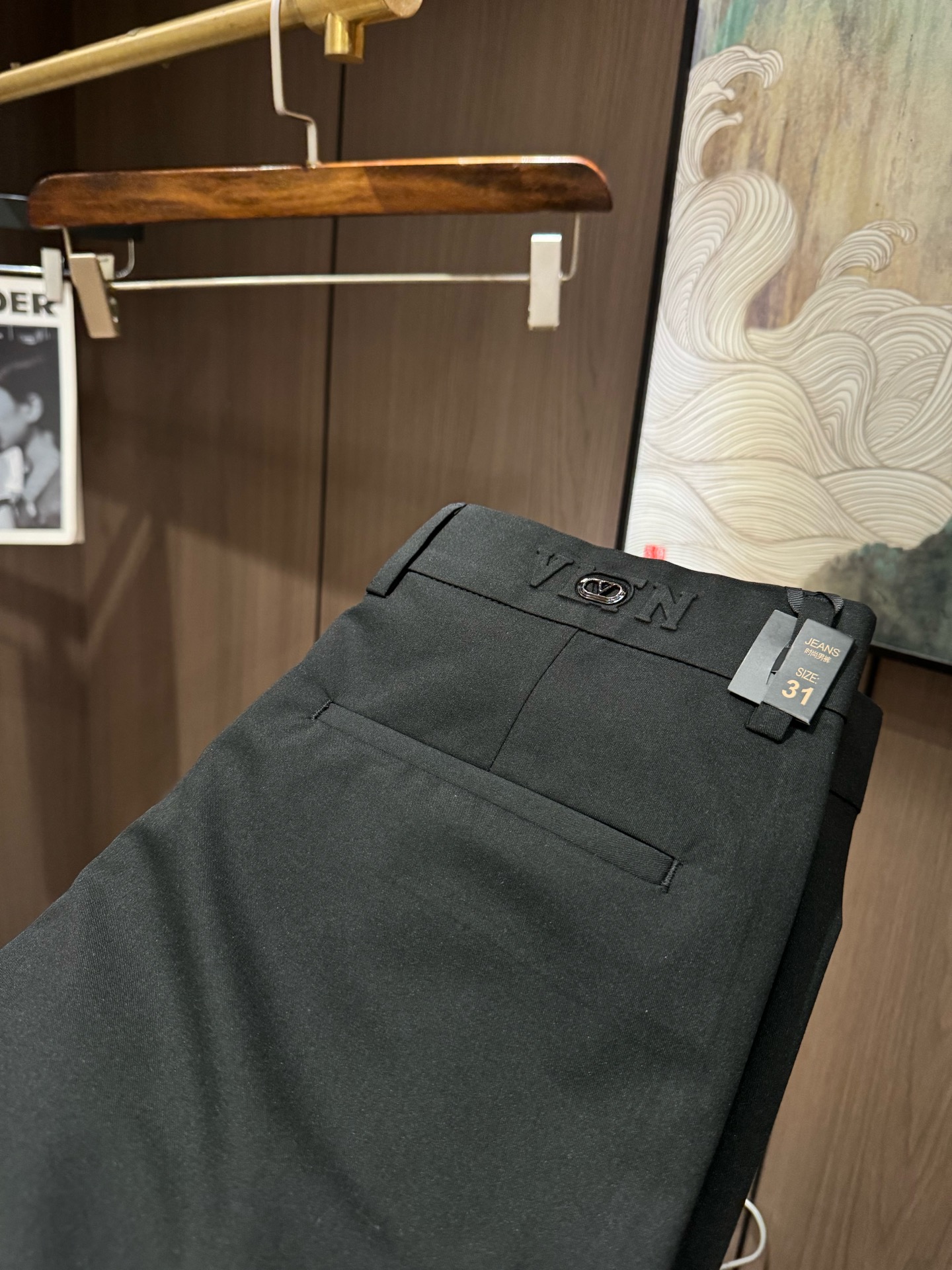 NO:120450,VLTN2025 Early Spring Latest Series of Men's Leisure Pants!  Soft and delicate, excellent feel!  The brand style is unobstructed!  Minimalist design, without extravagant elements to win the lead, the details are finely made, the hardware accessories are customized, the thickness is just right, easy to control various weather in spring and summer, classic colors are very energetic, and various styles of dressing, casual business, daily life, and fashion trends can be controlled!  Overall, both in terms of grade and fashion are extremely outstanding, bringing extraordinary clothing taste!  Number of codes 29-3837, alexander wang19860909VLTN2025早春最新系列男士休闲裤！柔软细腻,手感绝佳！品牌格调一览无余！极简主义设计,没有多余浮夸的元素来宣兵夺主,细节做工精细,五金配件原版定制,厚薄程度也是恰到好处,轻松驾驭春夏各种天气,经典颜色上身很显精气神,多种风格穿搭,休闲商务、日常生活、时尚潮流均可驾驭！整体不论是档次还是时尚感都是极为出色的,带来非凡的衣着品味！码数29-3837,,alexander wang,Men's clothing