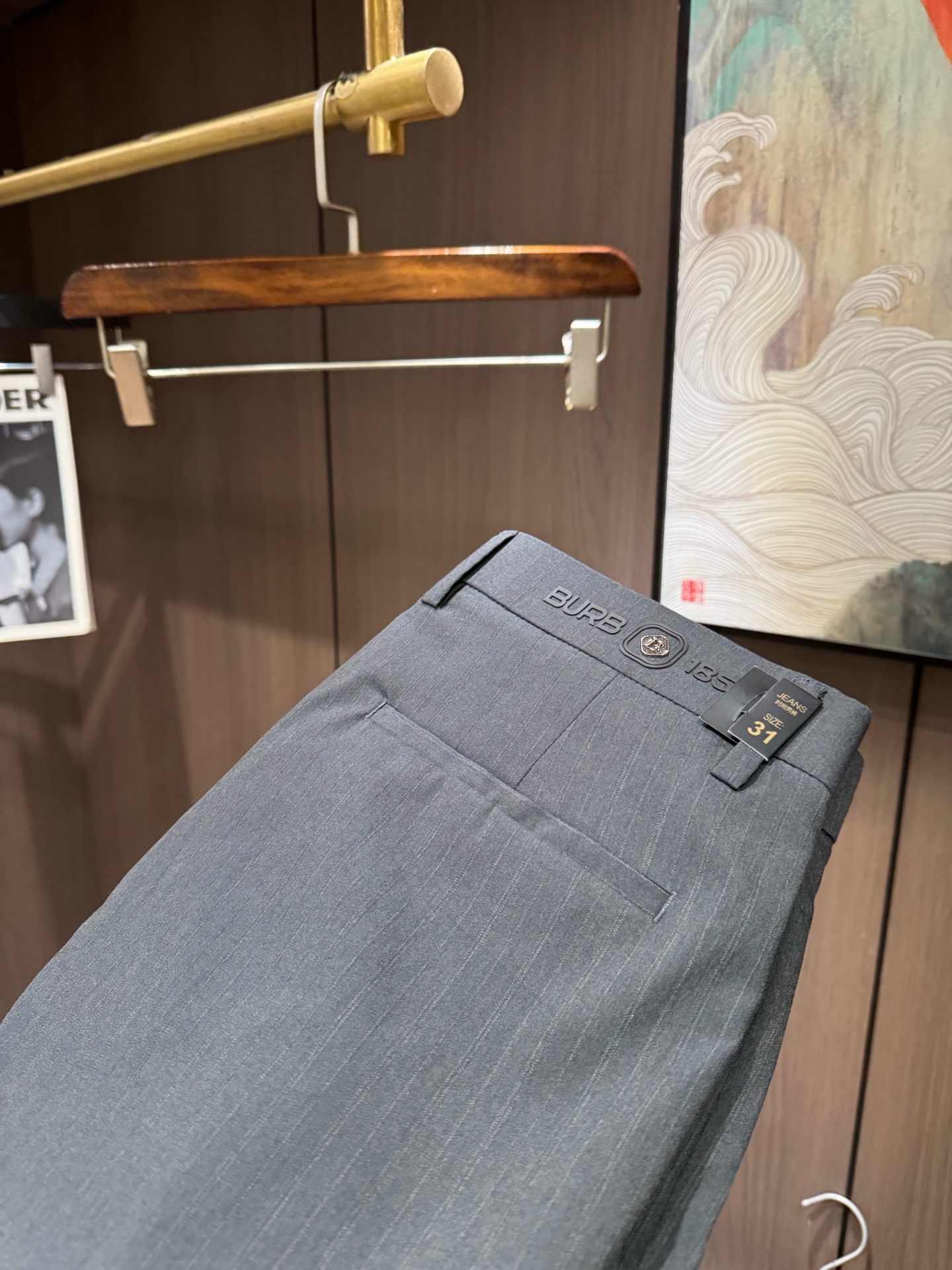 NO:120448,BUR2025 Early Spring Latest Series of Men's Leisure Pants!  Soft and delicate, excellent feel!  The brand style is unobstructed!  Minimalist design, without extravagant elements to win the lead, the details are finely made, the hardware accessories are customized, the thickness is just right, easy to control various weather in spring and summer, classic colors are very energetic, and various styles of dressing, casual business, daily life, and fashion trends can be controlled!  Overall, both in terms of grade and fashion are extremely outstanding, bringing extraordinary clothing taste!  Count 29-3837, burberry,alexander wang19860909BUR2025早春最新系列男士休闲裤！柔软细腻,手感绝佳！品牌格调一览无余！极简主义设计,没有多余浮夸的元素来宣兵夺主,细节做工精细,五金配件原版定制,厚薄程度也是恰到好处,轻松驾驭春夏各种天气,经典颜色上身很显精气神,多种风格穿搭,休闲商务、日常生活、时尚潮流均可驾驭！整体不论是档次还是时尚感都是极为出色的,带来非凡的衣着品味！码数29-3837,,burberry,alexander wang,Men's clothing