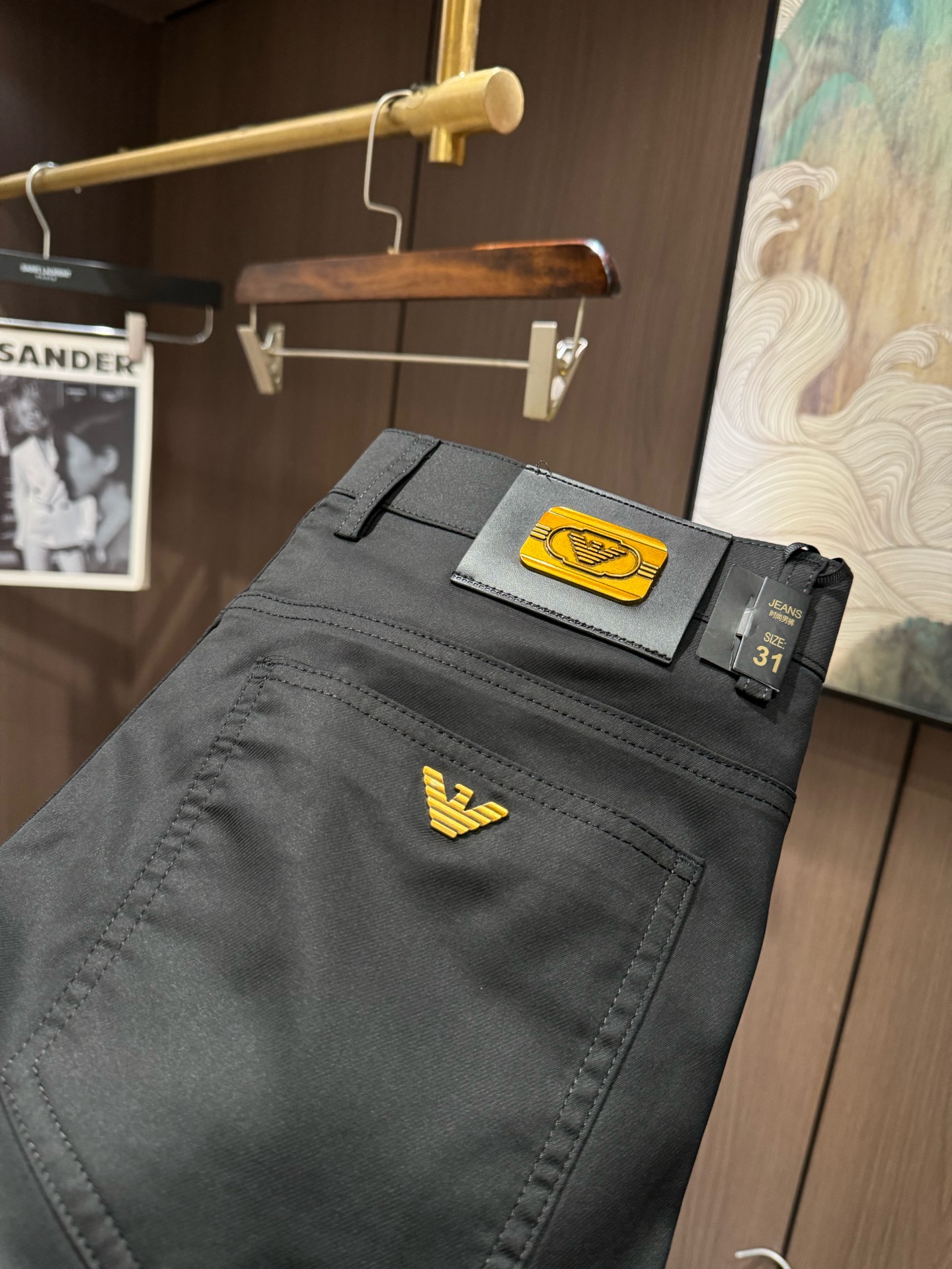 NO:118517,EA2025 Early Spring Latest Series of Men's Casual Pants!  Soft and delicate, excellent feel!  The brand style is unobstructed!  Minimalist design, without extravagant elements to win the lead, the details are finely made, the hardware accessories are customized, the thickness is just right, easy to control various weather in spring and summer, classic colors are very energetic, and various styles of dressing, casual business, daily life, and fashion trends can be controlled!  Overall, both in terms of grade and fashion are extremely outstanding, bringing extraordinary clothing taste!  Number of codes 29-3837, alexander wang19860909EA2025早春最新系列男士休闲裤！柔软细腻,手感绝佳！品牌格调一览无余！极简主义设计,没有多余浮夸的元素来宣兵夺主,细节做工精细,五金配件原版定制,厚薄程度也是恰到好处,轻松驾驭春夏各种天气,经典颜色上身很显精气神,多种风格穿搭,休闲商务、日常生活、时尚潮流均可驾驭！整体不论是档次还是时尚感都是极为出色的,带来非凡的衣着品味！码数29-3837,,alexander wang,Men's clothing