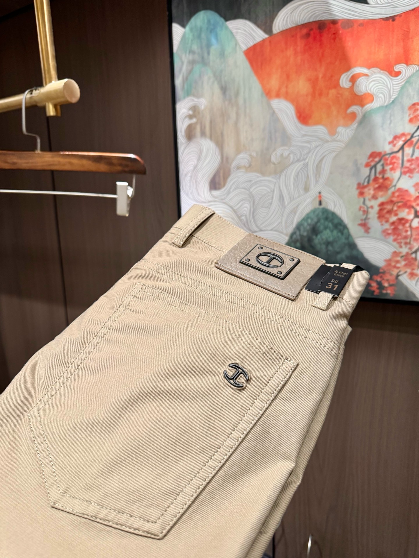 NO:118994,CEL2025 Early Spring Latest Series of Men's Leisure Pants!  Soft and delicate, excellent feel!  The brand style is unobstructed!  Minimalist design, without extravagant elements to win the lead, the details are finely made, the hardware accessories are customized, the thickness is just right, easy to control various weather in spring and summer, classic colors are very energetic, and various styles of dressing, casual business, daily life, and fashion trends can be controlled!  Overall, both in terms of grade and fashion are extremely outstanding, bringing extraordinary clothing taste!  Number of codes 29-3837, alexander wang19860909CEL2025早春最新系列男士休闲裤！柔软细腻,手感绝佳！品牌格调一览无余！极简主义设计,没有多余浮夸的元素来宣兵夺主,细节做工精细,五金配件原版定制,厚薄程度也是恰到好处,轻松驾驭春夏各种天气,经典颜色上身很显精气神,多种风格穿搭,休闲商务、日常生活、时尚潮流均可驾驭！整体不论是档次还是时尚感都是极为出色的,带来非凡的衣着品味！码数29-3837,,alexander wang,Men's clothing