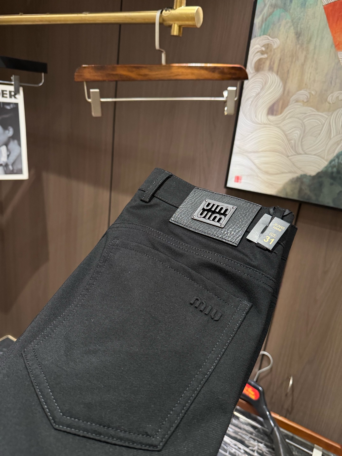 NO:120446,MIUMIU2025 early spring latest series of men's casual pants!  Soft and delicate, excellent feel!  The brand style is unobstructed!  Minimalist design, without extravagant elements to win the lead, the details are finely made, the hardware accessories are customized, the thickness is just right, easy to control various weather in spring and summer, classic colors are very energetic, and various styles of dressing, casual business, daily life, and fashion trends can be controlled!  Overall, both in terms of grade and fashion are extremely outstanding, bringing extraordinary clothing taste!  Number of codes 29-3837, miumiu, alexander wang19860909MIUMIU2025早春最新系列男士休闲裤！柔软细腻,手感绝佳！品牌格调一览无余！极简主义设计,没有多余浮夸的元素来宣兵夺主,细节做工精细,五金配件原版定制,厚薄程度也是恰到好处,轻松驾驭春夏各种天气,经典颜色上身很显精气神,多种风格穿搭,休闲商务、日常生活、时尚潮流均可驾驭！整体不论是档次还是时尚感都是极为出色的,带来非凡的衣着品味！码数29-3837,,miumiu,alexander wang,Men's clothing