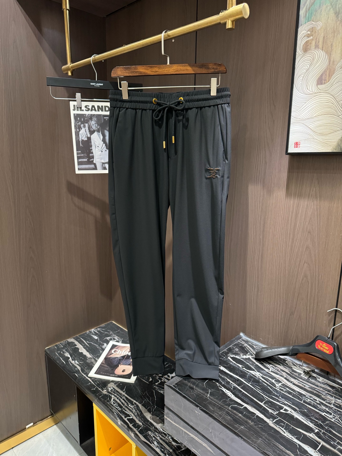 NO:120444,P LV2025 Early Spring Latest Series of Men's Leisure Pants!  Soft and delicate, excellent feel!  The brand style is unobstructed!  Minimalist design, without extravagant elements to win the lead, the details are finely made, the hardware accessories are customized, the thickness is just right, easy to control various weather in spring and summer, classic colors are very energetic, and various styles of dressing, casual business, daily life, and fashion trends can be controlled!  Overall, both in terms of grade and fashion are extremely outstanding, bringing extraordinary clothing taste!  Count 29-3837, louis vuitton,alexander wang19860909P LV2025早春最新系列男士休闲裤！柔软细腻,手感绝佳！品牌格调一览无余！极简主义设计,没有多余浮夸的元素来宣兵夺主,细节做工精细,五金配件原版定制,厚薄程度也是恰到好处,轻松驾驭春夏各种天气,经典颜色上身很显精气神,多种风格穿搭,休闲商务、日常生活、时尚潮流均可驾驭！整体不论是档次还是时尚感都是极为出色的,带来非凡的衣着品味！码数29-3837,,louis vuitton,alexander wang,Men's clothing