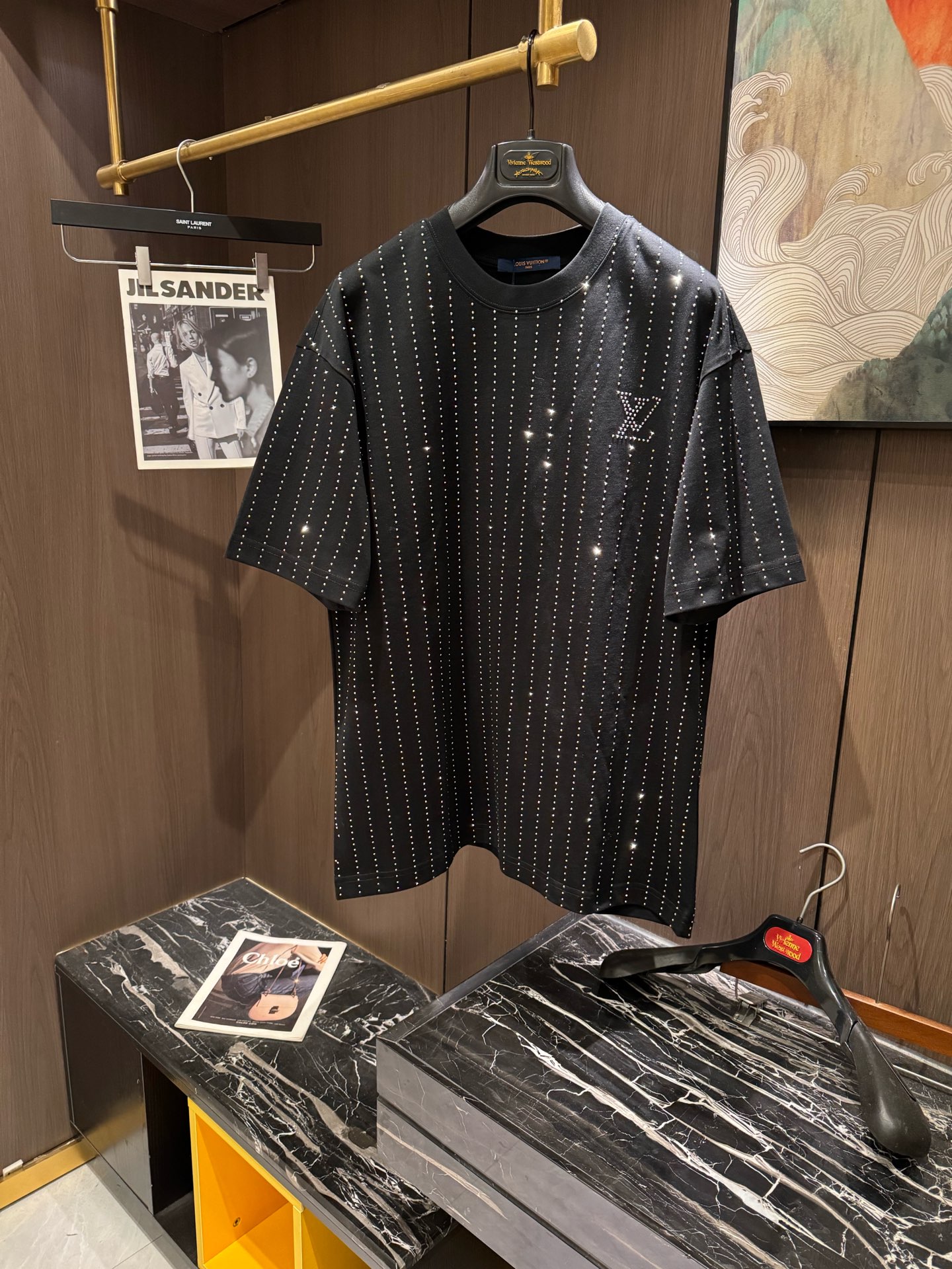 NO:118528,LV2025 spring and summer new short-sleeved sleeves have a bright and bright overall color, smooth and soft feel, with a strong drape, natural and soft texture, super comfortable in the body, and a strong drape!  T-shirts are very comfortable and practical in daily wear, super toughness is better than ordinary cotton, the texture is delicate, soft and skin-friendly, the touch is light and cool, the color is bright and the color is fast, the breathability and drape are good.. S-XL,,louis vuitton, T-shirt,tees, t-shirt,alexander wang19860909LV2025 春夏新款短袖 整体上色泽较鲜明和光亮,手感顺滑揉软,悬垂感特强,质地自然柔软、贴身超级舒服,悬垂感特强！ T恤日常穿搭很自在很实用,超级的有韧性比起一般的棉手感质感都更好的,面料质地细腻、柔软、亲肤,触感轻薄凉爽,色泽艳丽色牢度高,透气性及悬垂性好..码数S-XL,,louis vuitton,T-shirt,tees，t-shirt,alexander wang,Men's clothing