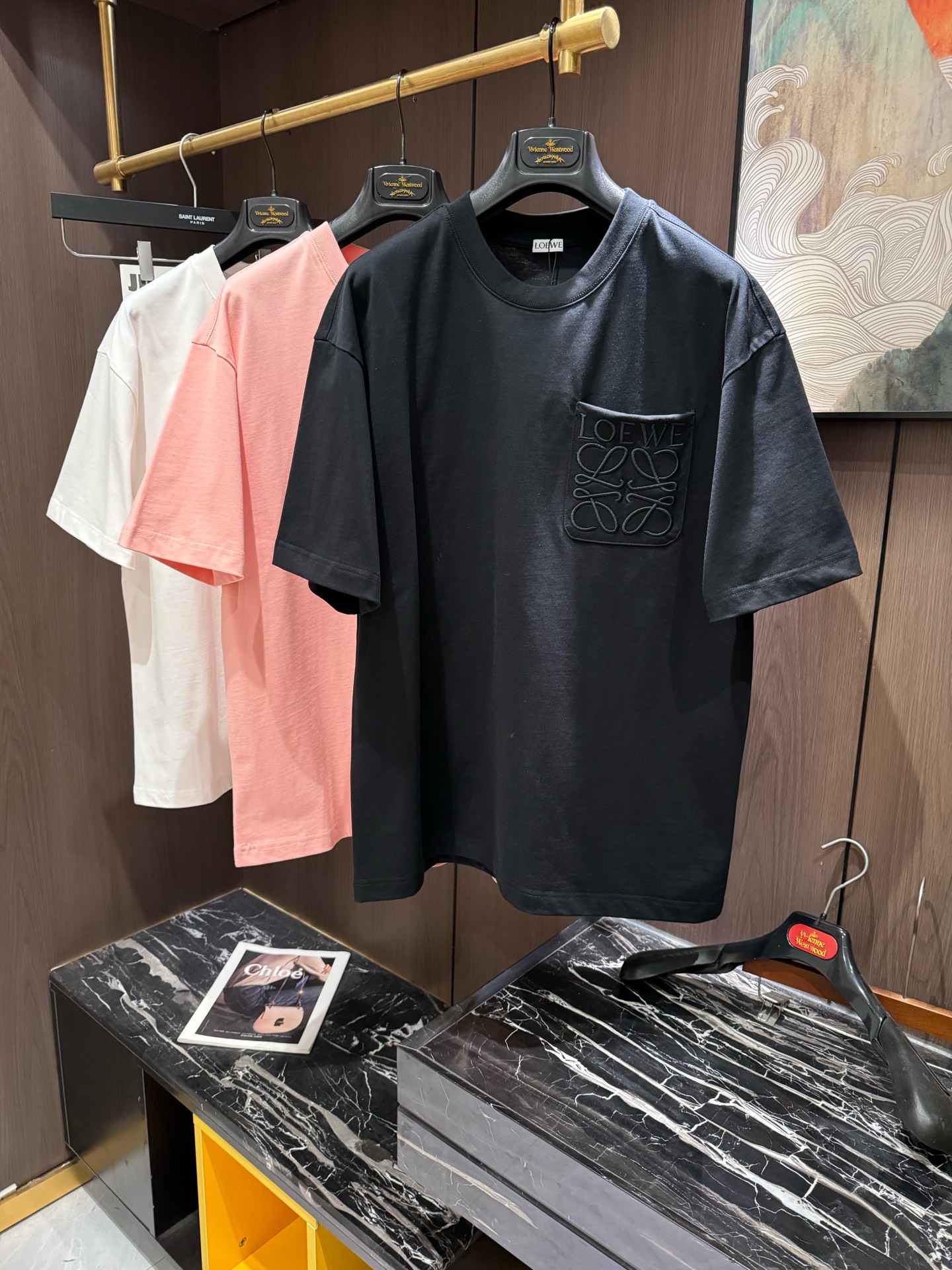 NO:118535,LOE2025 Spring and Summer New Short Sleeves. The overall color is bright and bright, with a smooth and soft feel, with a strong drape, a natural and soft texture, super comfortable in the body, and a strong drape!  T-shirts are very comfortable and practical in daily wear, super toughness is better than ordinary cotton, the texture is delicate, soft and skin-friendly, the touch is light and cool, the color is bright and the color is fast, the breathability and drape are good.. S-XL, loewe, T-shirt, tees, t-shirt, alexander wang19860909LOE2025 春夏新款短袖 整体上色泽较鲜明和光亮,手感顺滑揉软,悬垂感特强,质地自然柔软、贴身超级舒服,悬垂感特强！ T恤日常穿搭很自在很实用,超级的有韧性比起一般的棉手感质感都更好的,面料质地细腻、柔软、亲肤,触感轻薄凉爽,色泽艳丽色牢度高,透气性及悬垂性好..码数S-XL,,loewe,T-shirt,tees，t-shirt,alexander wang,Men's clothing