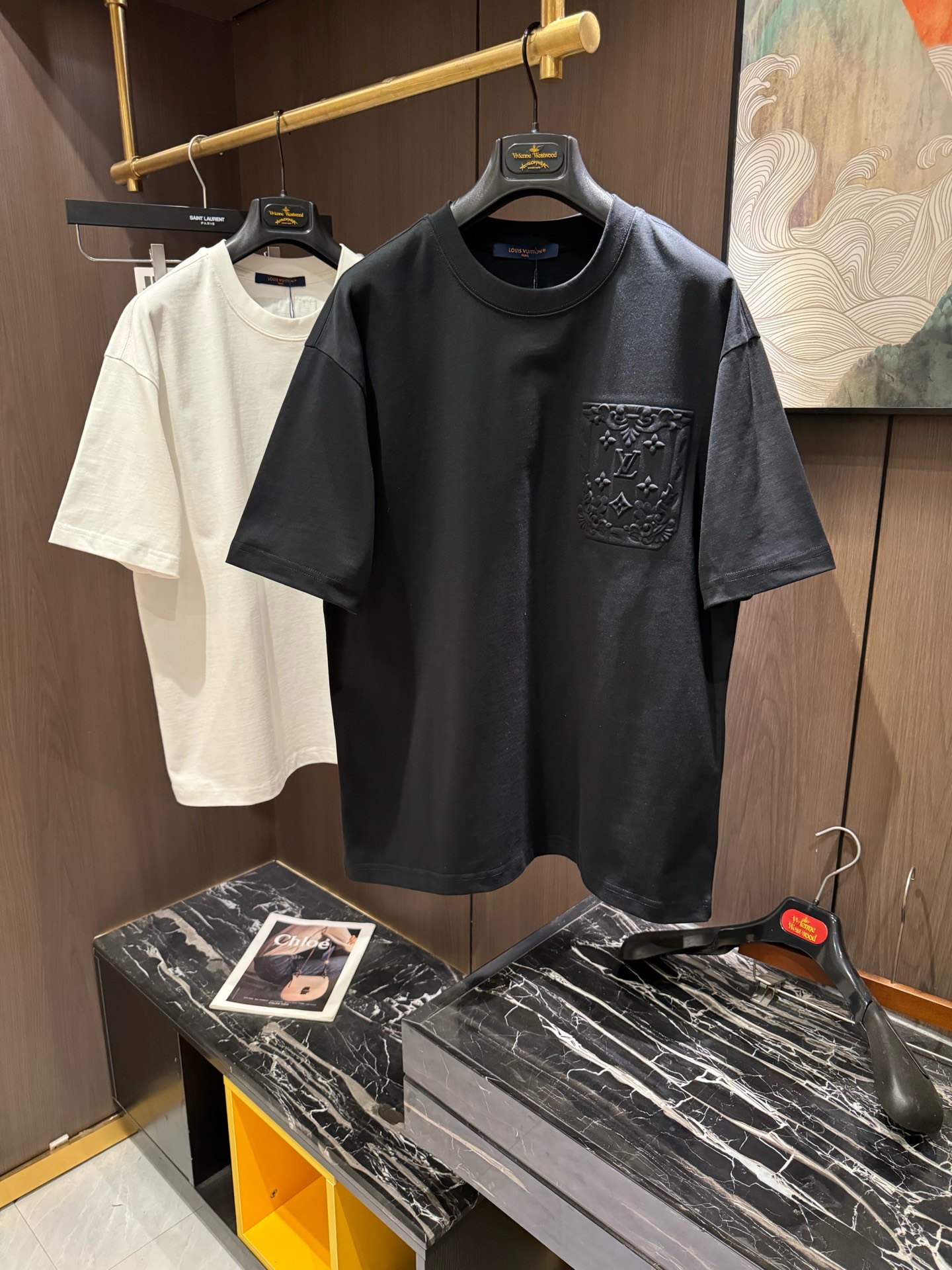 NO:118538,LV2025 spring and summer new short-sleeved sleeves have a bright and bright overall color, smooth and soft feel, with a strong drape, natural and soft texture, super comfortable in the body, and a strong drape!  T-shirts are very comfortable and practical in daily wear, super toughness is better than ordinary cotton, the texture is delicate, soft and skin-friendly, the touch is light and cool, the color is bright and the color is fast, the breathability and drape are good.. S-XL,,louis vuitton, T-shirt,tees, t-shirt,alexander wang19860909LV2025 春夏新款短袖 整体上色泽较鲜明和光亮,手感顺滑揉软,悬垂感特强,质地自然柔软、贴身超级舒服,悬垂感特强！ T恤日常穿搭很自在很实用,超级的有韧性比起一般的棉手感质感都更好的,面料质地细腻、柔软、亲肤,触感轻薄凉爽,色泽艳丽色牢度高,透气性及悬垂性好..码数S-XL,,louis vuitton,T-shirt,tees，t-shirt,alexander wang,Men's clothing