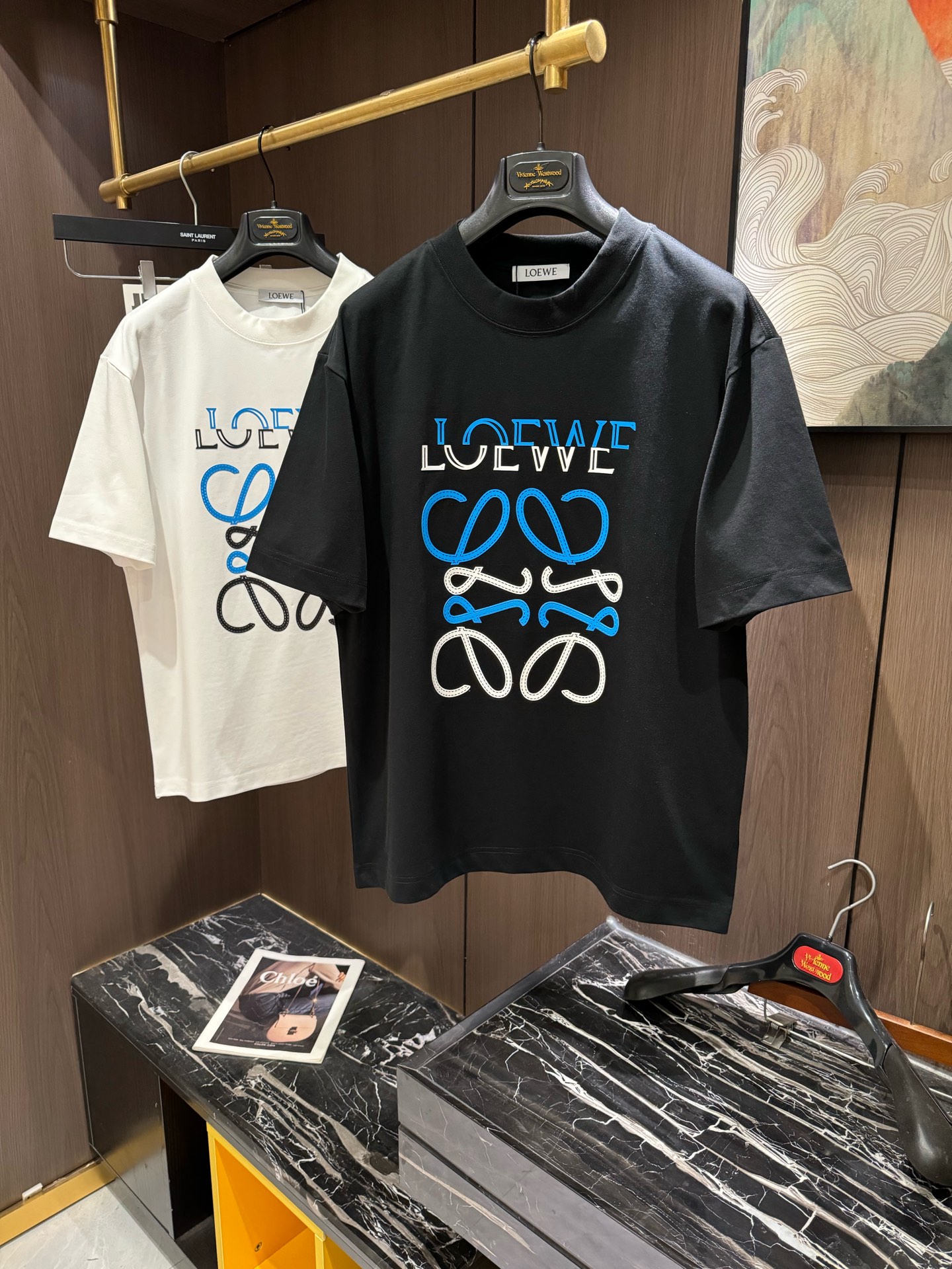 NO:118549,LOE2025 Spring and Summer New Short Sleeves. The overall color is bright and bright, with a smooth and soft feel, with a strong drape, a natural and soft texture, super comfortable in the body, and a strong drape!  T-shirts are very comfortable and practical in daily wear, super toughness is better than ordinary cotton texture. The fabric is delicate, soft and skin-friendly, with a light and cool touch, bright color and high color fastness, good breathability and drape... S-3XL, loewe, T-shirt, tees, t-shirt, alexander wang19860909LOE2025 春夏新款短袖 整体上色泽较鲜明和光亮,手感顺滑揉软,悬垂感特强,质地自然柔软、贴身超级舒服,悬垂感特强！ T恤日常穿搭很自在很实用,超级的有韧性比起一般的棉手感质感都更好的,面料质地细腻、柔软、亲肤,触感轻薄凉爽,色泽艳丽色牢度高,透气性及悬垂性好..码数S-3XL,,loewe,T-shirt,tees，t-shirt,alexander wang,Men's clothing