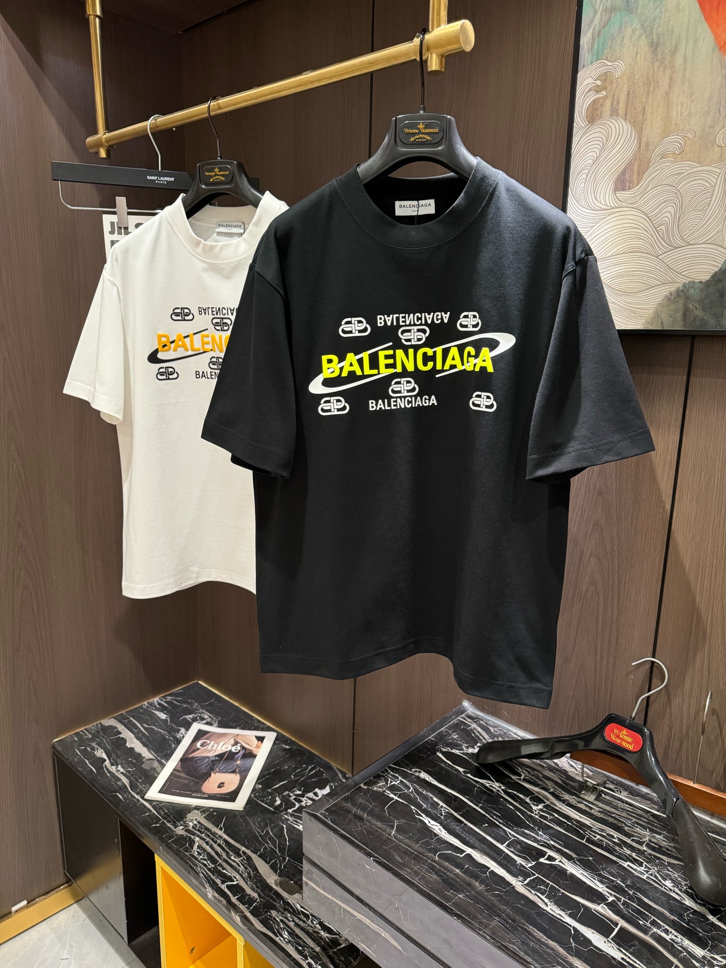 NO:119012,BAL2025 spring and summer new short-sleeved sleeves have bright and bright overall color, smooth and soft feel, with a strong drape, natural and soft texture, super comfortable close body, and a strong drape!  T-shirts are very comfortable and practical in daily wear, super toughness is better than ordinary cotton, the texture is delicate, soft and skin-friendly, the touch is light and cool, the color is bright and the color is high in fastness, and the breathability and drape are good.. S-3XL, T-shirt,tees, t-shirt,alexander wang19860909BAL2025 春夏新款短袖 整体上色泽较鲜明和光亮,手感顺滑揉软,悬垂感特强,质地自然柔软、贴身超级舒服,悬垂感特强！ T恤日常穿搭很自在很实用,超级的有韧性比起一般的棉手感质感都更好的,面料质地细腻、柔软、亲肤,触感轻薄凉爽,色泽艳丽色牢度高,透气性及悬垂性好..码数S-3XL,,T-shirt,tees，t-shirt,alexander wang,Men's clothing