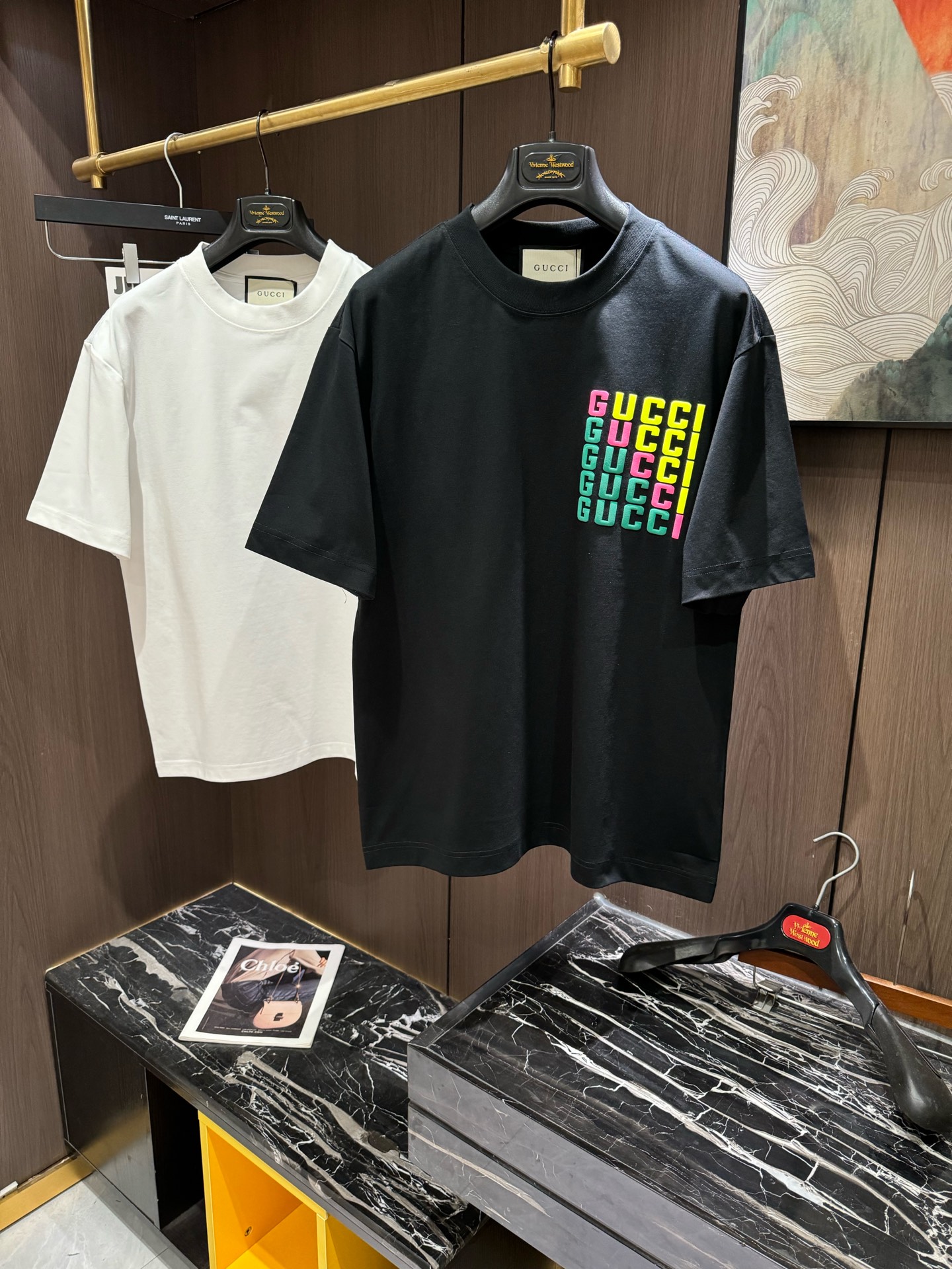 NO:119010,GU2025 spring and summer new short-sleeved sleeves have bright and bright overall color, smooth and soft feel, with a strong drape, natural and soft texture, super comfortable in the body, and a strong drape!  T-shirts are very comfortable and practical in daily wear, super toughness is better than ordinary cotton, the texture is delicate, soft and skin-friendly, the touch is light and cool, the color is bright and the color is high in fastness, and the breathability and drape are good.. S-3XL, T-shirt,tees, t-shirt,alexander wang19860909GU2025 春夏新款短袖 整体上色泽较鲜明和光亮,手感顺滑揉软,悬垂感特强,质地自然柔软、贴身超级舒服,悬垂感特强！ T恤日常穿搭很自在很实用,超级的有韧性比起一般的棉手感质感都更好的,面料质地细腻、柔软、亲肤,触感轻薄凉爽,色泽艳丽色牢度高,透气性及悬垂性好..码数S-3XL,,T-shirt,tees，t-shirt,alexander wang,Men's clothing