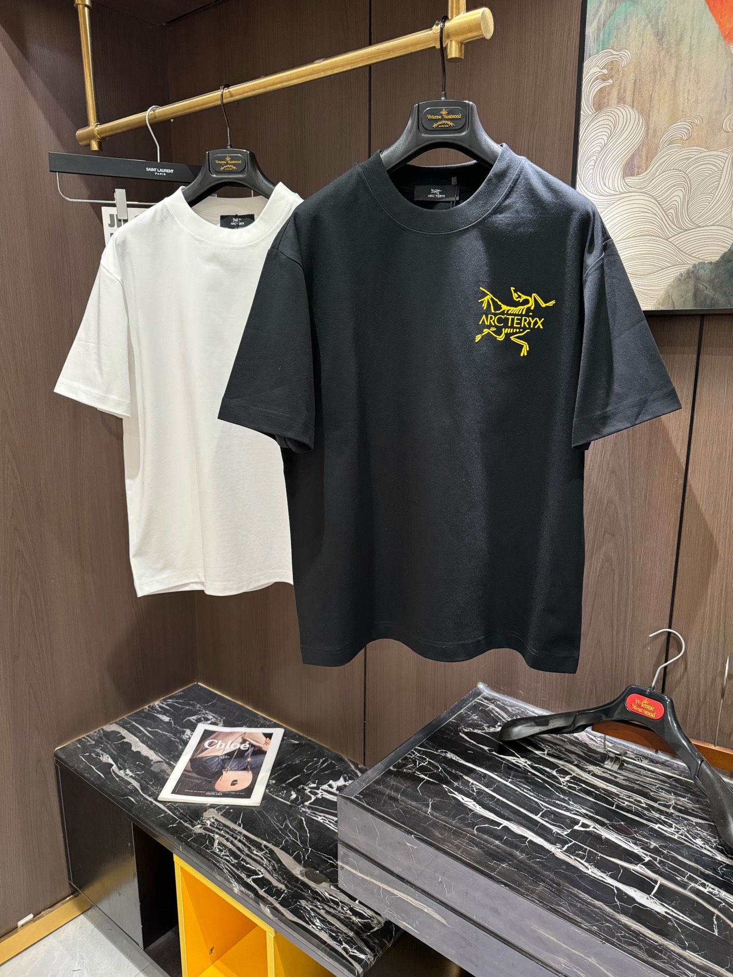 NO:119008,ARC2025 spring and summer new short-sleeved sleeves have bright and bright overall color, smooth and soft feel, with a strong drape, natural and soft texture, super comfortable in the body, and a strong drape!  T-shirts are very comfortable and practical in daily wear, super toughness is better than ordinary cotton, the texture is delicate, soft and skin-friendly, the touch is light and cool, the color is bright and the color is high in fastness, and the breathability and drape are good.. S-3XL, T-shirt,tees, t-shirt,alexander wang19860909ARC2025 春夏新款短袖 整体上色泽较鲜明和光亮,手感顺滑揉软,悬垂感特强,质地自然柔软、贴身超级舒服,悬垂感特强！ T恤日常穿搭很自在很实用,超级的有韧性比起一般的棉手感质感都更好的,面料质地细腻、柔软、亲肤,触感轻薄凉爽,色泽艳丽色牢度高,透气性及悬垂性好..码数S-3XL,,T-shirt,tees，t-shirt,alexander wang,Men's clothing