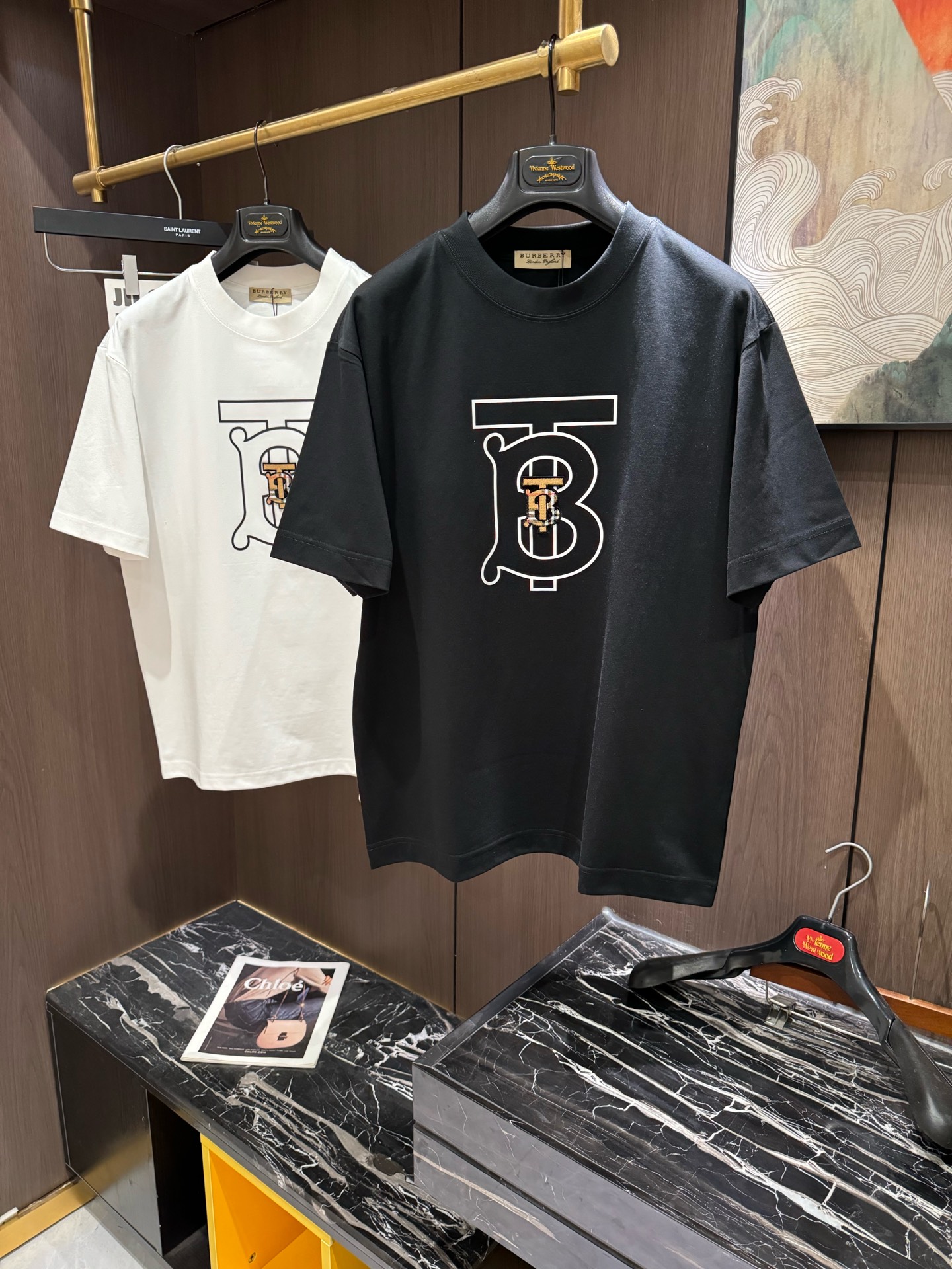 NO:118547,BUR2025 Spring and Summer new short-sleeved sleeves have bright and bright overall color, smooth and soft feel, with a strong drape, natural and soft texture, super comfortable close body, and a strong drape!  T-shirts are very comfortable and practical in daily wear, super toughness is better than ordinary cotton, the texture is delicate, soft and skin-friendly, the touch is light and cool, the color is bright and the color is fast, the breathability and drape are good.. S-3XL, burberry, T-shirt, tees, t-shirt, alexander wang19860909BUR2025 春夏新款短袖 整体上色泽较鲜明和光亮,手感顺滑揉软,悬垂感特强,质地自然柔软、贴身超级舒服,悬垂感特强！ T恤日常穿搭很自在很实用,超级的有韧性比起一般的棉手感质感都更好的,面料质地细腻、柔软、亲肤,触感轻薄凉爽,色泽艳丽色牢度高,透气性及悬垂性好..码数S-3XL,,burberry,T-shirt,tees，t-shirt,alexander wang,Men's clothing