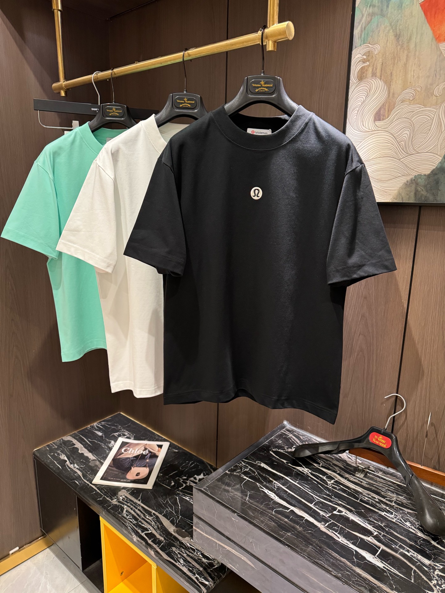 NO:118543,LULU2025 spring and summer new short-sleeved sleeves have a bright and bright overall color, smooth and soft feel, with a strong drape, natural and soft texture, super comfortable in the body, and a strong drape!  T-shirts are very comfortable and practical in daily wear, super toughness is better than ordinary cotton, the texture is delicate, soft and skin-friendly, the touch is light and cool, the color is bright and the color is high in fastness, and the breathability and drape are good.. S-3XL, T-shirt,tees, t-shirt,alexander wang19860909LULU2025 春夏新款短袖 整体上色泽较鲜明和光亮,手感顺滑揉软,悬垂感特强,质地自然柔软、贴身超级舒服,悬垂感特强！ T恤日常穿搭很自在很实用,超级的有韧性比起一般的棉手感质感都更好的,面料质地细腻、柔软、亲肤,触感轻薄凉爽,色泽艳丽色牢度高,透气性及悬垂性好..码数S-3XL,,T-shirt,tees，t-shirt,alexander wang,Men's clothing