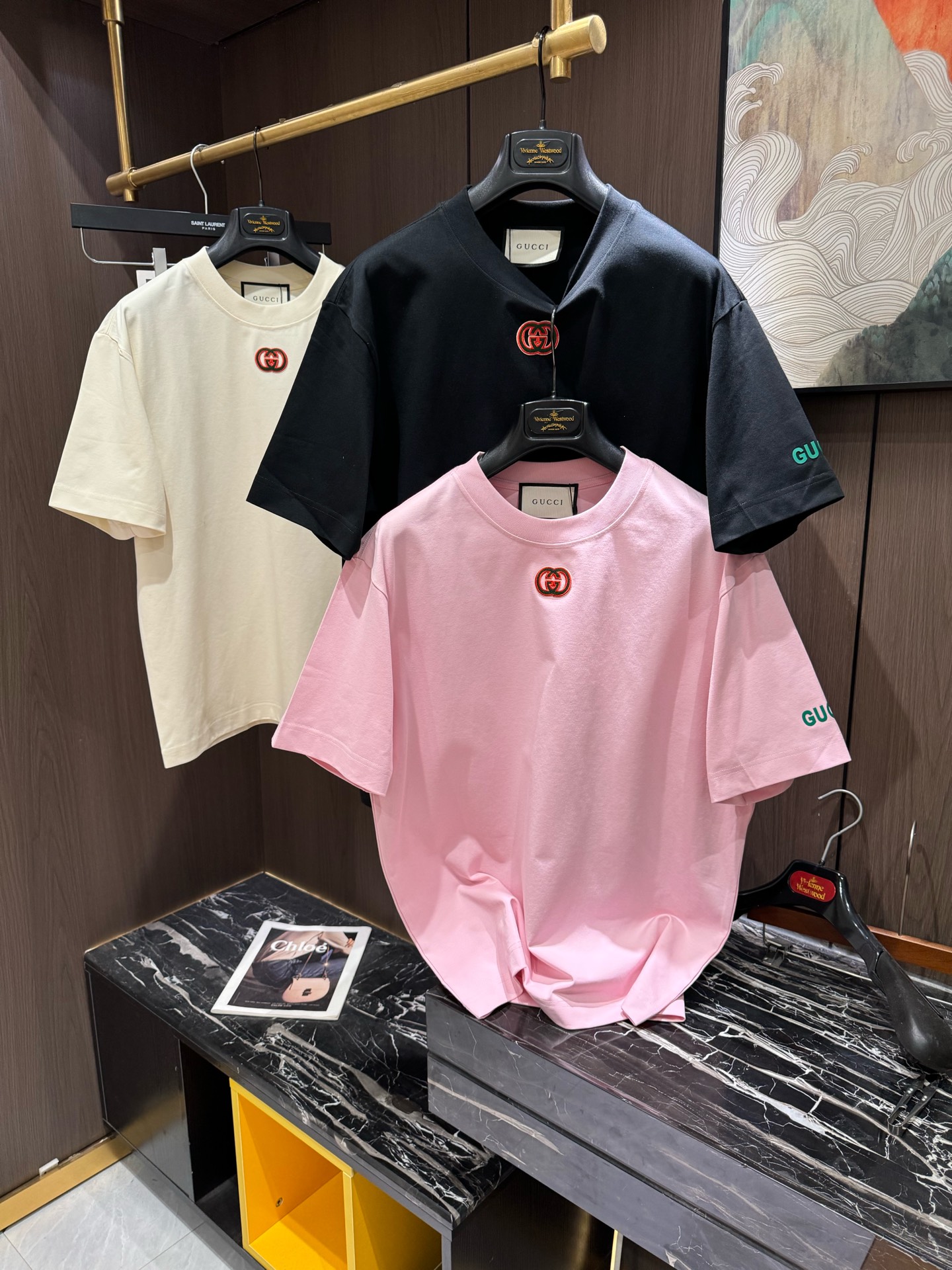 NO:118541,GU2025 spring and summer new short-sleeved sleeves have bright and bright overall color, smooth and soft feel, with a strong drape, natural and soft texture, super comfortable in the body, and a strong drape!  T-shirts are very comfortable and practical in daily wear, super toughness is better than ordinary cotton, the texture is delicate, soft and skin-friendly, the touch is light and cool, the color is bright and the color is high in fastness, and the breathability and drape are good.. S-3XL, T-shirt,tees, t-shirt,alexander wang19860909GU2025 春夏新款短袖 整体上色泽较鲜明和光亮,手感顺滑揉软,悬垂感特强,质地自然柔软、贴身超级舒服,悬垂感特强！ T恤日常穿搭很自在很实用,超级的有韧性比起一般的棉手感质感都更好的,面料质地细腻、柔软、亲肤,触感轻薄凉爽,色泽艳丽色牢度高,透气性及悬垂性好..码数S-3XL,,T-shirt,tees，t-shirt,alexander wang,Men's clothing