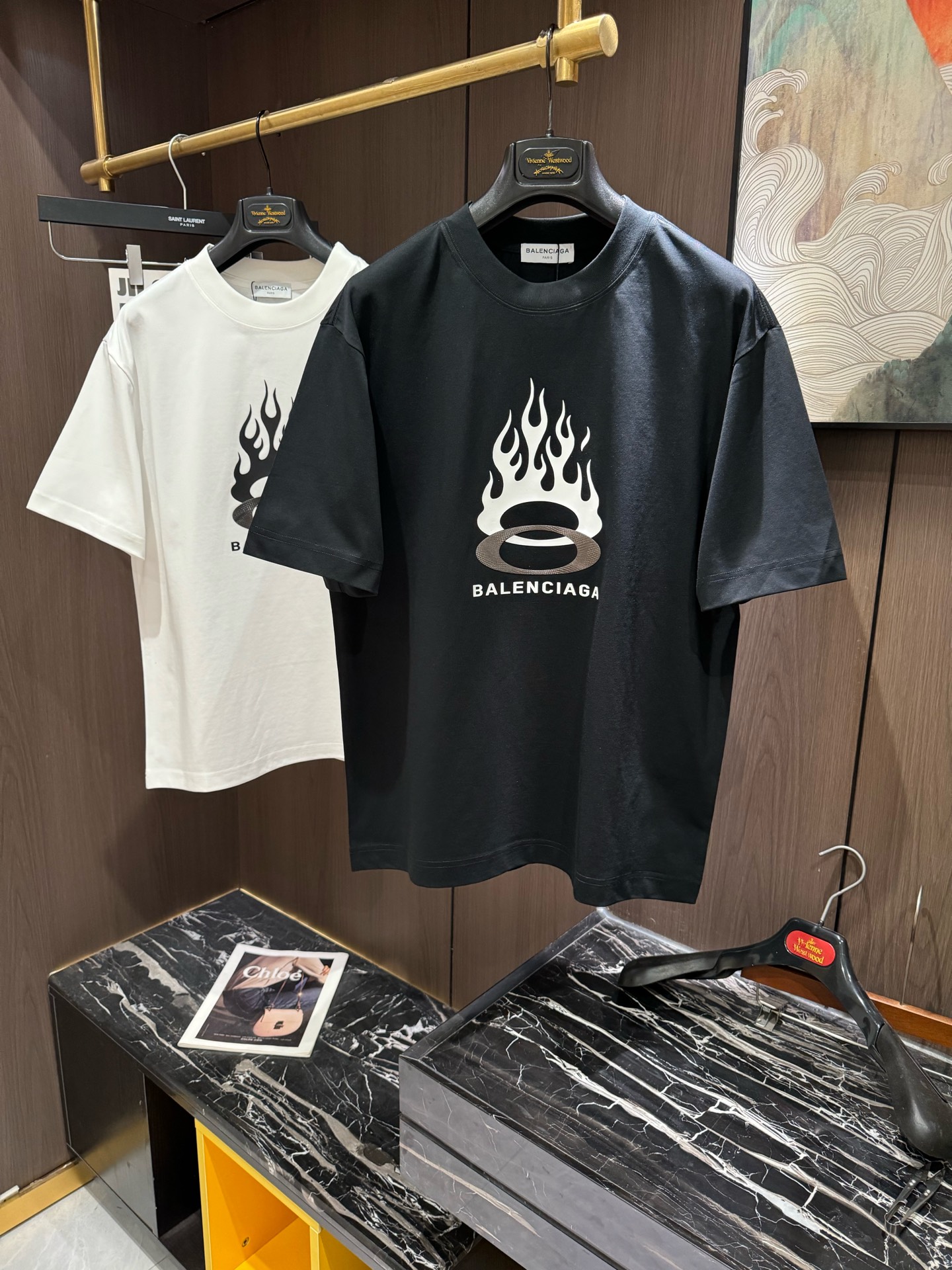 NO:118546,BAL2025 spring and summer new short-sleeved sleeves have bright and bright overall color, smooth and soft feel, with a strong drape, natural and soft texture, super comfortable close body, and a strong drape!  T-shirts are very comfortable and practical in daily wear, super toughness is better than ordinary cotton, the texture is delicate, soft and skin-friendly, the touch is light and cool, the color is bright and the color is high in fastness, and the breathability and drape are good.. S-3XL, T-shirt,tees, t-shirt,alexander wang19860909BAL2025 春夏新款短袖 整体上色泽较鲜明和光亮,手感顺滑揉软,悬垂感特强,质地自然柔软、贴身超级舒服,悬垂感特强！ T恤日常穿搭很自在很实用,超级的有韧性比起一般的棉手感质感都更好的,面料质地细腻、柔软、亲肤,触感轻薄凉爽,色泽艳丽色牢度高,透气性及悬垂性好..码数S-3XL,,T-shirt,tees，t-shirt,alexander wang,Men's clothing