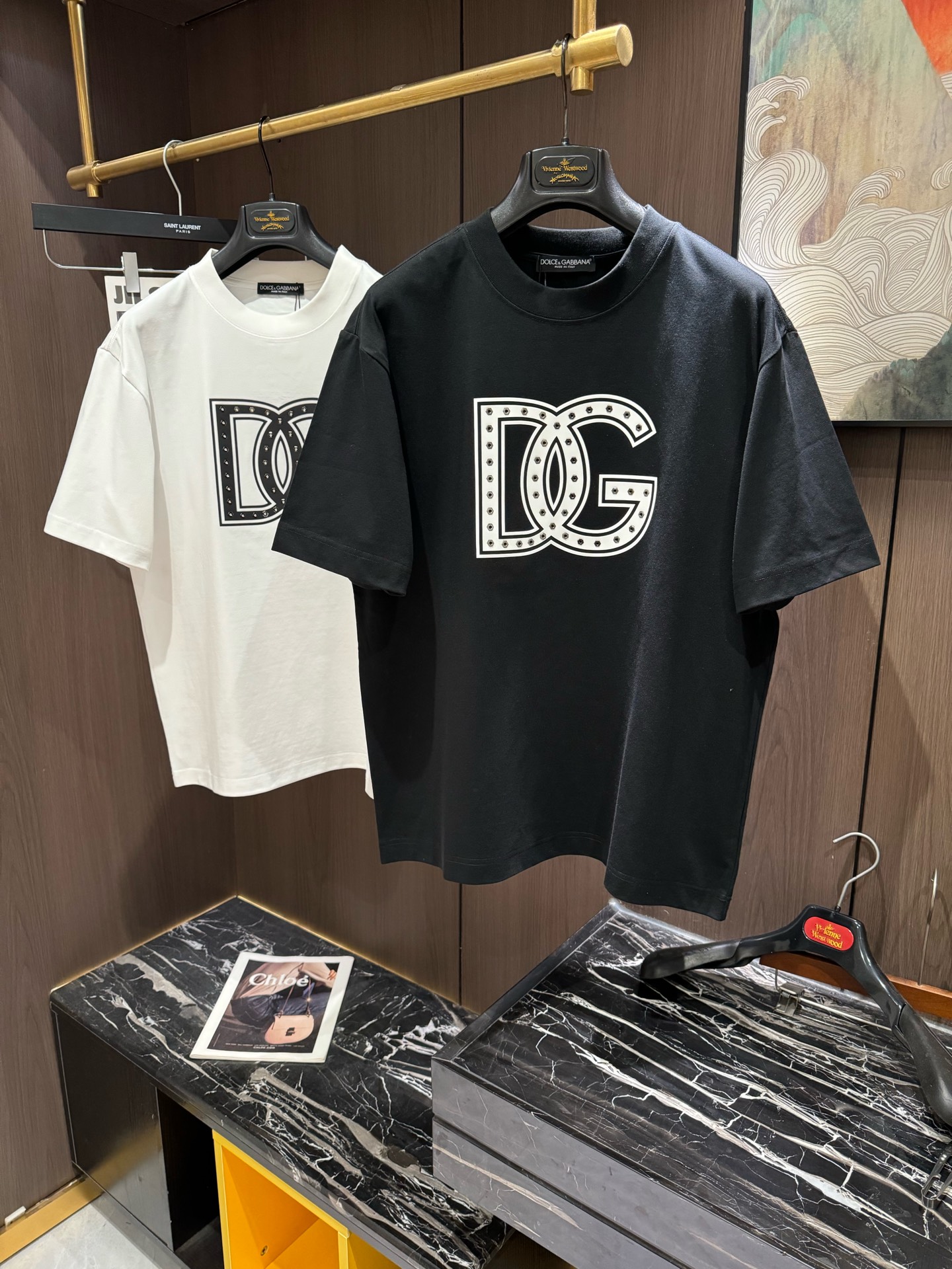 NO:119006,DG2025 spring and summer new short-sleeved sleeves have bright and bright overall color, smooth and soft feel, with a strong drape, natural and soft texture, super comfortable in the body, and a strong drape!  T-shirts are very comfortable and practical in daily wear, super toughness is better than ordinary cotton, the texture is delicate, soft and skin-friendly, the touch is light and cool, the color is bright and the color is fast, the breathability and drape are good.. S-3XL, Dolce & Gabbana, T-shirt, tees, t-shirt, alexander wang19860909DG2025 春夏新款短袖 整体上色泽较鲜明和光亮,手感顺滑揉软,悬垂感特强,质地自然柔软、贴身超级舒服,悬垂感特强！ T恤日常穿搭很自在很实用,超级的有韧性比起一般的棉手感质感都更好的,面料质地细腻、柔软、亲肤,触感轻薄凉爽,色泽艳丽色牢度高,透气性及悬垂性好..码数S-3XL,,Dolce&Gabbana,T-shirt,tees，t-shirt,alexander wang,Men's clothing