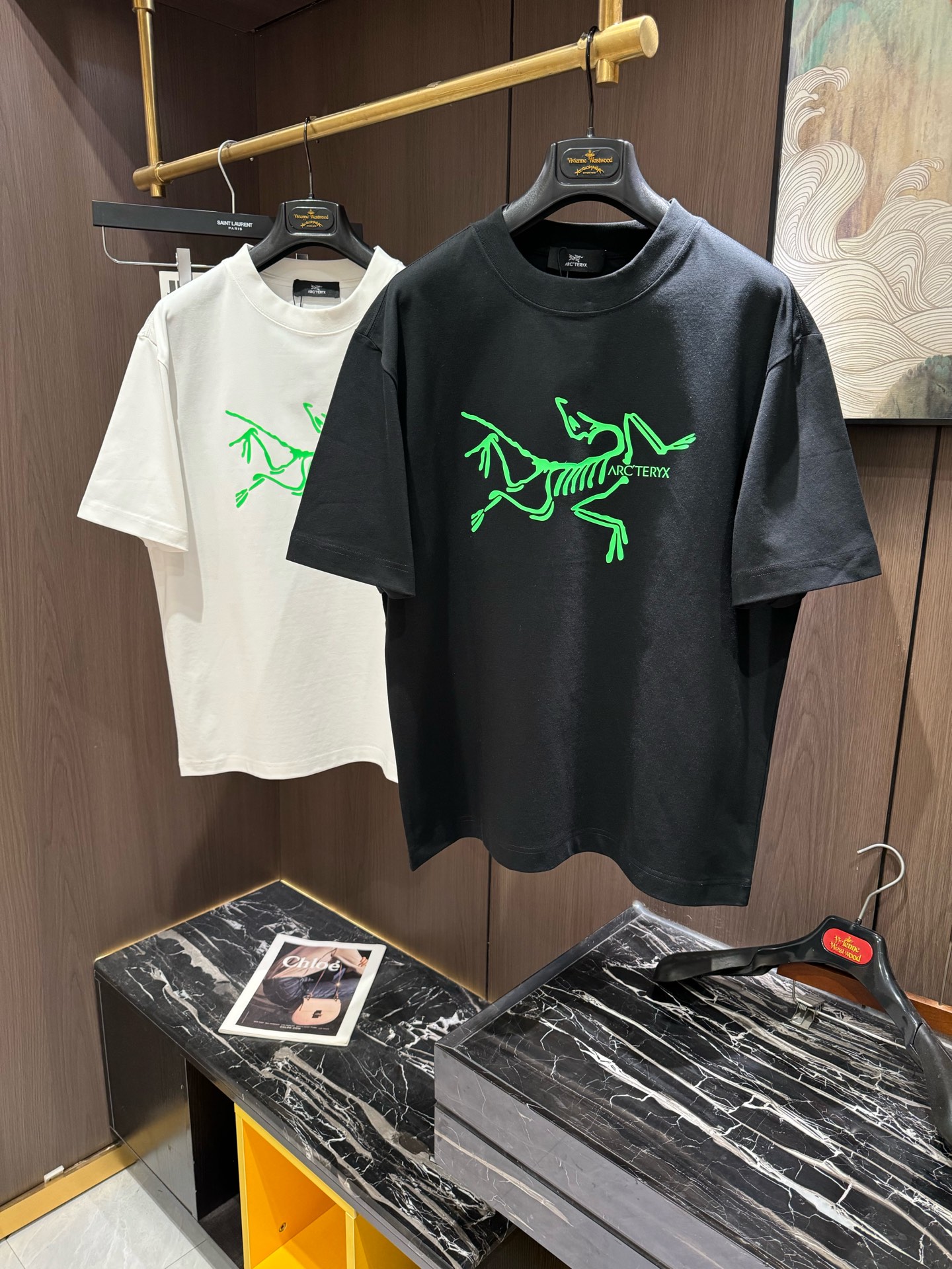 NO:118544,ARC2025 spring and summer new short-sleeved sleeves have bright and bright overall color, smooth and soft feel, with a strong drape, natural and soft texture, super comfortable in the body, and a strong drape!  T-shirts are very comfortable and practical in daily wear, super toughness is better than ordinary cotton, the texture is delicate, soft and skin-friendly, the touch is light and cool, the color is bright and the color is high in fastness, and the breathability and drape are good.. S-3XL, T-shirt,tees, t-shirt,alexander wang19860909ARC2025 春夏新款短袖 整体上色泽较鲜明和光亮,手感顺滑揉软,悬垂感特强,质地自然柔软、贴身超级舒服,悬垂感特强！ T恤日常穿搭很自在很实用,超级的有韧性比起一般的棉手感质感都更好的,面料质地细腻、柔软、亲肤,触感轻薄凉爽,色泽艳丽色牢度高,透气性及悬垂性好..码数S-3XL,,T-shirt,tees，t-shirt,alexander wang,Men's clothing