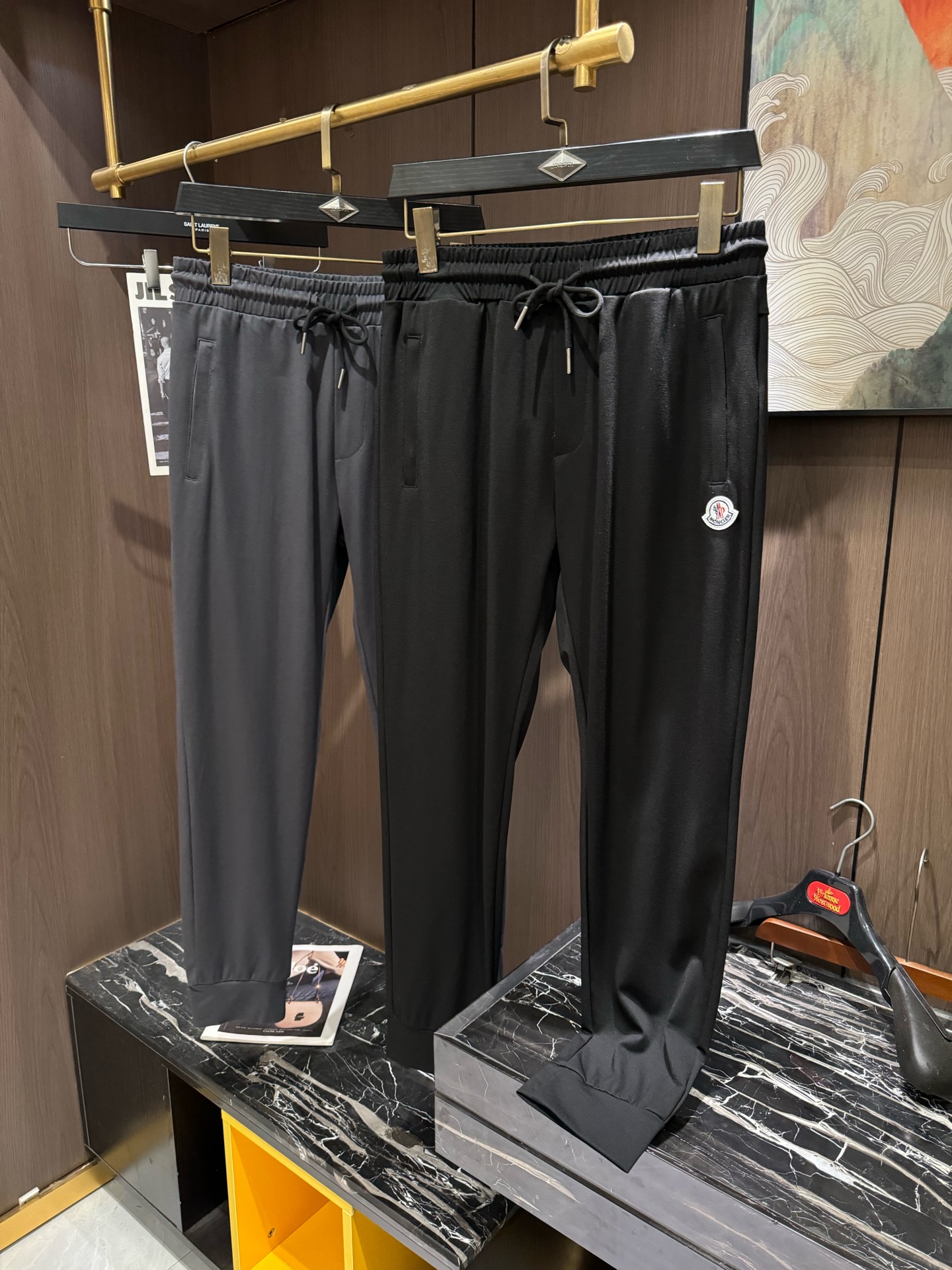 NO:118526,MON2025 Spring and Summer Latest Series of Men's Casual Pants!  Soft and delicate, excellent feel!  The brand style is unobstructed!  Minimalist design, without extravagant elements to win the lead, the details are finely made, the hardware accessories are customized, the thickness is just right, easy to control various weather in spring and summer, classic colors are very energetic, and various styles of dressing, casual business, daily life, and fashion trends can be controlled!  Overall, both in terms of grade and fashion are extremely outstanding, bringing extraordinary clothing taste!  Code number M-3XL, alexander wang19860909MON2025春夏最新系列男士休闲裤！柔软细腻,手感绝佳！品牌格调一览无余！极简主义设计,没有多余浮夸的元素来宣兵夺主,细节做工精细,五金配件原版定制,厚薄程度也是恰到好处,轻松驾驭春夏各种天气,经典颜色上身很显精气神,多种风格穿搭,休闲商务、日常生活、时尚潮流均可驾驭！整体不论是档次还是时尚感都是极为出色的,带来非凡的衣着品味！码数M-3XL,,alexander wang,Men's clothing