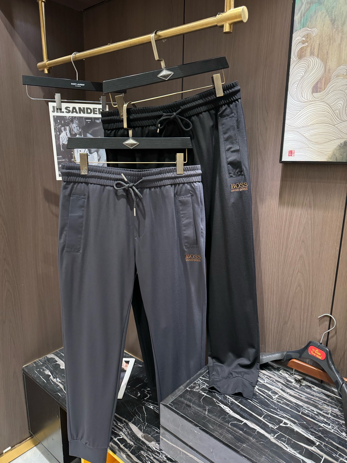 NO:118990,BOSS2025 Spring and Summer Latest Series of Men's Casual Pants!  Soft and delicate, excellent feel!  The brand style is unobstructed!  Minimalist design, without extravagant elements to win the lead, the details are finely made, the hardware accessories are customized, the thickness is just right, easy to control various weather in spring and summer, the classic colors are very energetic, and various styles of dressing, and can be used to control casual business, daily life, and fashion trends!  Overall, both in terms of grade and fashion are extremely outstanding, bringing extraordinary clothing taste!  Code number M-3XL, alexander wang19860909BOSS2025春夏最新系列男士休闲裤！柔软细腻,手感绝佳！品牌格调一览无余！极简主义设计,没有多余浮夸的元素来宣兵夺主,细节做工精细,五金配件原版定制,厚薄程度也是恰到好处,轻松驾驭春夏各种天气,经典颜色上身很显精气神,多种风格穿搭,休闲商务、日常生活、时尚潮流均可驾驭！整体不论是档次还是时尚感都是极为出色的,带来非凡的衣着品味！码数M-3XL,,alexander wang,Men's clothing