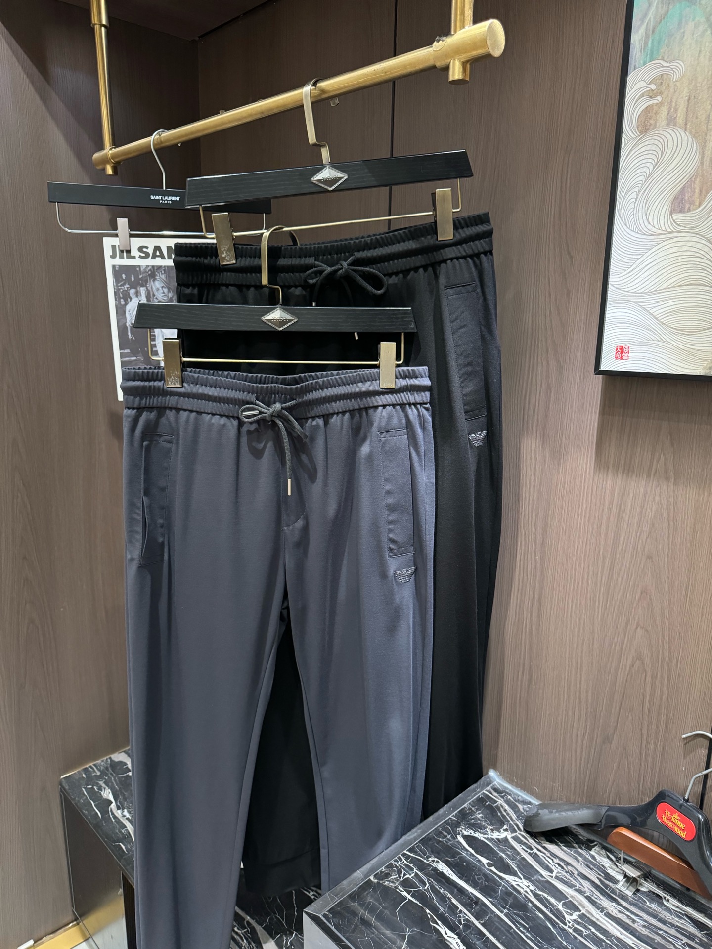 NO:118987,EA2025 Spring and Summer Latest Series of Men's Casual Pants!  Soft and delicate, excellent feel!  The brand style is unobstructed!  Minimalist design, without extravagant elements to win the lead, the details are finely made, the hardware accessories are customized, the thickness is just right, easy to control various weather in spring and summer, classic colors are very energetic, and various styles of dressing, casual business, daily life, and fashion trends can be controlled!  Overall, both in terms of grade and fashion are extremely outstanding, bringing extraordinary clothing taste!  Code number M-3XL, alexander wang19860909EA2025春夏最新系列男士休闲裤！柔软细腻,手感绝佳！品牌格调一览无余！极简主义设计,没有多余浮夸的元素来宣兵夺主,细节做工精细,五金配件原版定制,厚薄程度也是恰到好处,轻松驾驭春夏各种天气,经典颜色上身很显精气神,多种风格穿搭,休闲商务、日常生活、时尚潮流均可驾驭！整体不论是档次还是时尚感都是极为出色的,带来非凡的衣着品味！码数M-3XL,,alexander wang,Men's clothing