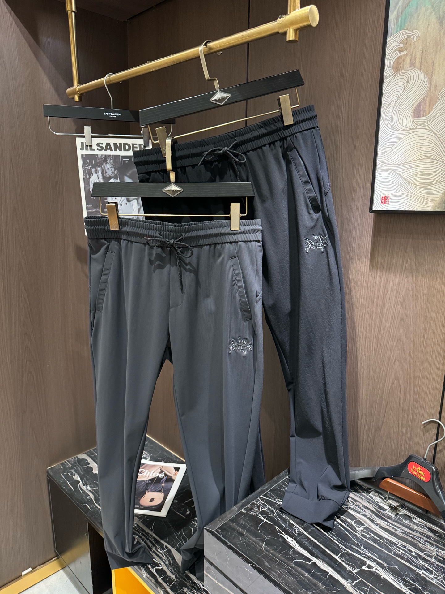 NO:118984,ARC2025 Spring and Summer Latest Series Men's Casual Pants!  Soft and delicate, excellent feel!  The brand style is unobstructed!  Minimalist design, without extravagant elements to win the lead, the details are finely made, the hardware accessories are customized, the thickness is just right, easy to control various weather in spring and summer, classic colors are very energetic, and various styles of dressing, casual business, daily life, and fashion trends can be controlled!  Overall, both in terms of grade and fashion are extremely outstanding, bringing extraordinary clothing taste!  Code number M-3XL, alexander wang19860909ARC2025春夏最新系列男士休闲裤！柔软细腻,手感绝佳！品牌格调一览无余！极简主义设计,没有多余浮夸的元素来宣兵夺主,细节做工精细,五金配件原版定制,厚薄程度也是恰到好处,轻松驾驭春夏各种天气,经典颜色上身很显精气神,多种风格穿搭,休闲商务、日常生活、时尚潮流均可驾驭！整体不论是档次还是时尚感都是极为出色的,带来非凡的衣着品味！码数M-3XL,,alexander wang,Men's clothing