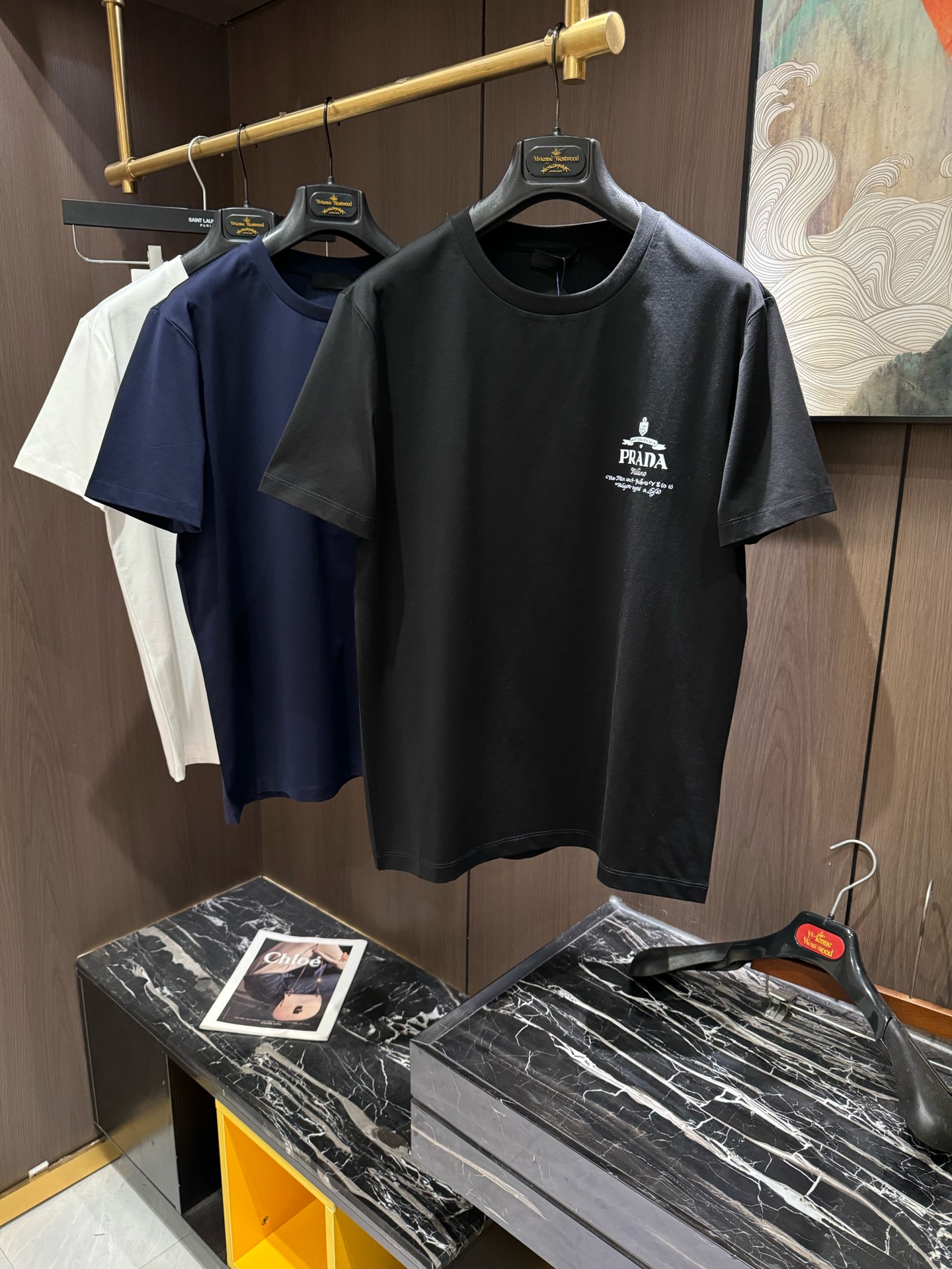 NO:118522,PRA2025 spring and summer new short-sleeved sleeves have bright and bright overall color, smooth and soft feel, with a strong drape, natural and soft texture, super comfortable in the body, and a strong drape!  T-shirts are very comfortable and practical in daily wear, super toughness is better than ordinary cotton, the texture is delicate, soft and skin-friendly, the touch is light and cool, the color is bright and the color is fast, the breathability and drape are good.. Number M-3XL, prada, T-shirt,tees, t-shirt,alexander wang19860909PRA2025 春夏新款短袖 整体上色泽较鲜明和光亮,手感顺滑揉软,悬垂感特强,质地自然柔软、贴身超级舒服,悬垂感特强！ T恤日常穿搭很自在很实用,超级的有韧性比起一般的棉手感质感都更好的,面料质地细腻、柔软、亲肤,触感轻薄凉爽,色泽艳丽色牢度高,透气性及悬垂性好..码数M-3XL,,prada,T-shirt,tees，t-shirt,alexander wang,Men's clothing