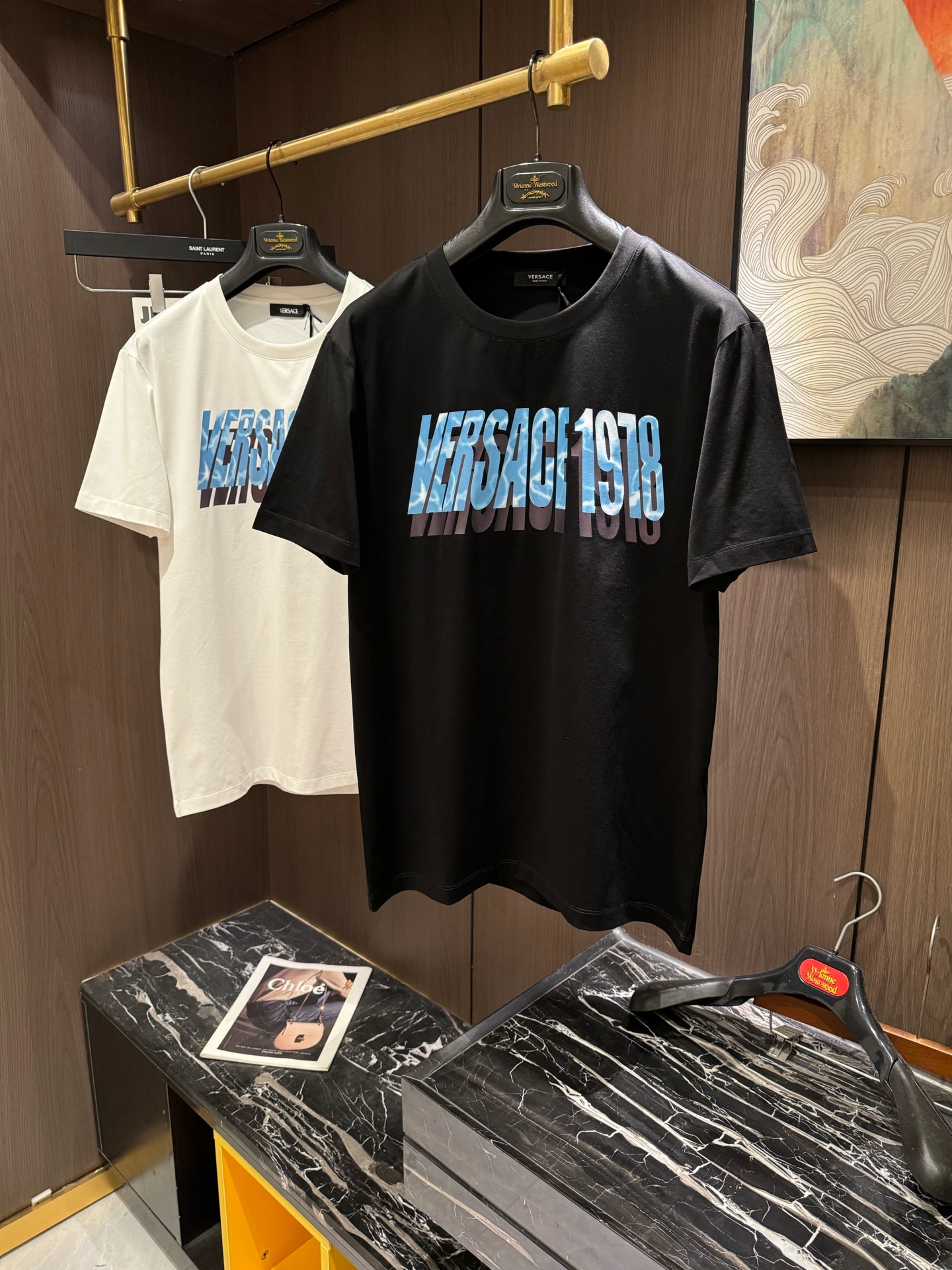 NO:118551,VER2025 spring and summer new short-sleeved sleeves have bright and bright overall color, smooth and soft feel, with a strong drape, natural and soft texture, super comfortable in the body, and a strong drape!  T-shirts are very comfortable and practical in daily wear, super toughness is better than ordinary cotton, the texture is delicate, soft and skin-friendly, the touch is light and cool, the color is bright and the color is fast, the breathability and drape are good.. Number of codes M-3XL, T-shirt,tees, t-shirt,alexander wang19860909VER2025 春夏新款短袖 整体上色泽较鲜明和光亮,手感顺滑揉软,悬垂感特强,质地自然柔软、贴身超级舒服,悬垂感特强！ T恤日常穿搭很自在很实用,超级的有韧性比起一般的棉手感质感都更好的,面料质地细腻、柔软、亲肤,触感轻薄凉爽,色泽艳丽色牢度高,透气性及悬垂性好..码数M-3XL,,T-shirt,tees，t-shirt,alexander wang,Men's clothing