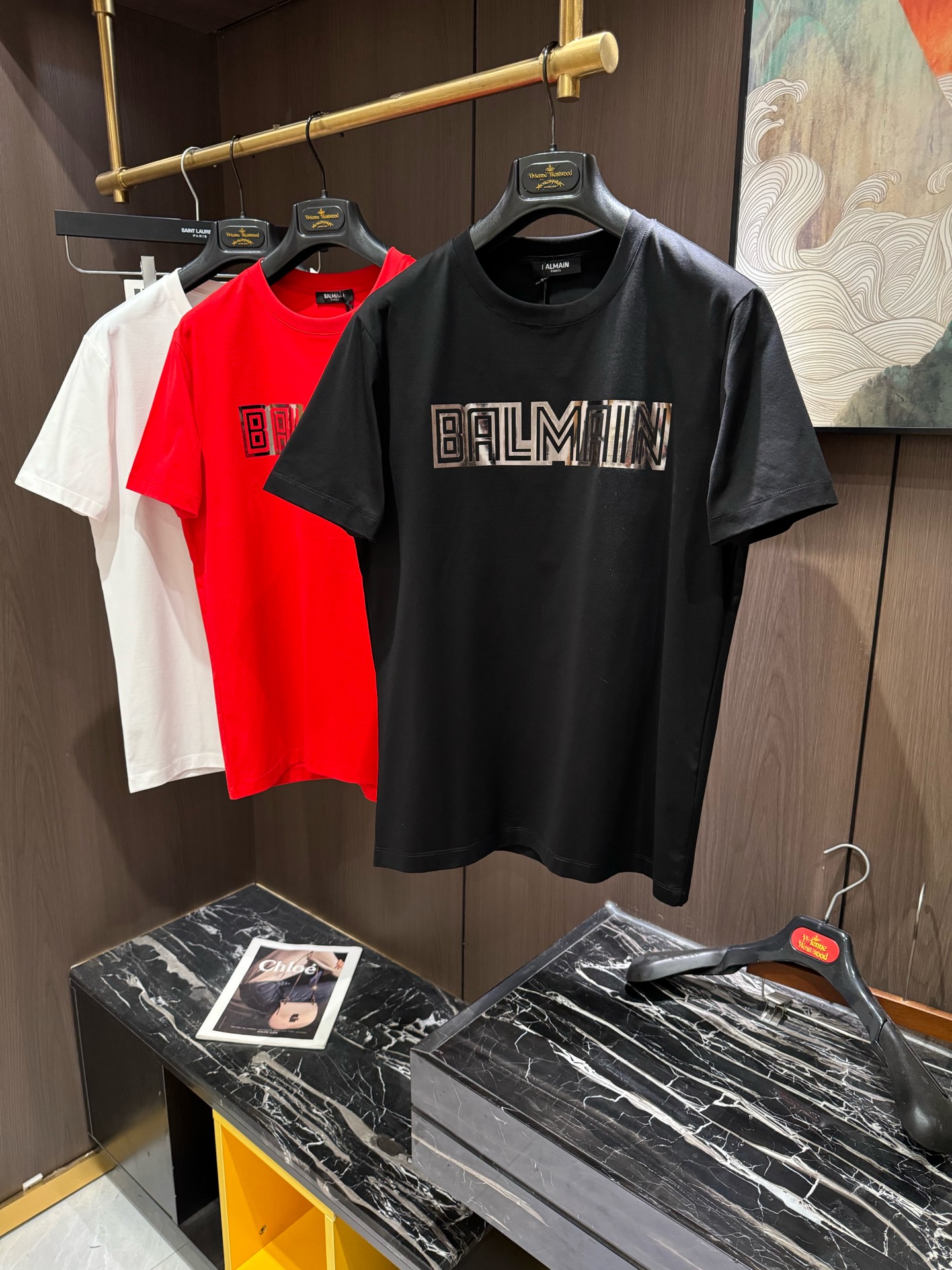 NO:119002,BALMAIN2025 spring and summer new short-sleeved sleeves have bright and bright overall color, smooth and soft feel, with a strong drape, natural and soft texture, super comfortable in the body, and a strong drape!  T-shirts are very comfortable and practical in daily wear, super toughness is better than ordinary cotton, the texture is delicate, soft and skin-friendly, the touch is light and cool, the color is bright and the color is fast, the breathability and drape are good.. M-3XL, balmain, T-shirt, tees, t-shirt, alexander wang19860909BALMAIN2025 春夏新款短袖 整体上色泽较鲜明和光亮,手感顺滑揉软,悬垂感特强,质地自然柔软、贴身超级舒服,悬垂感特强！ T恤日常穿搭很自在很实用,超级的有韧性比起一般的棉手感质感都更好的,面料质地细腻、柔软、亲肤,触感轻薄凉爽,色泽艳丽色牢度高,透气性及悬垂性好..码数M-3XL,,balmain,T-shirt,tees，t-shirt,alexander wang,Men's clothing