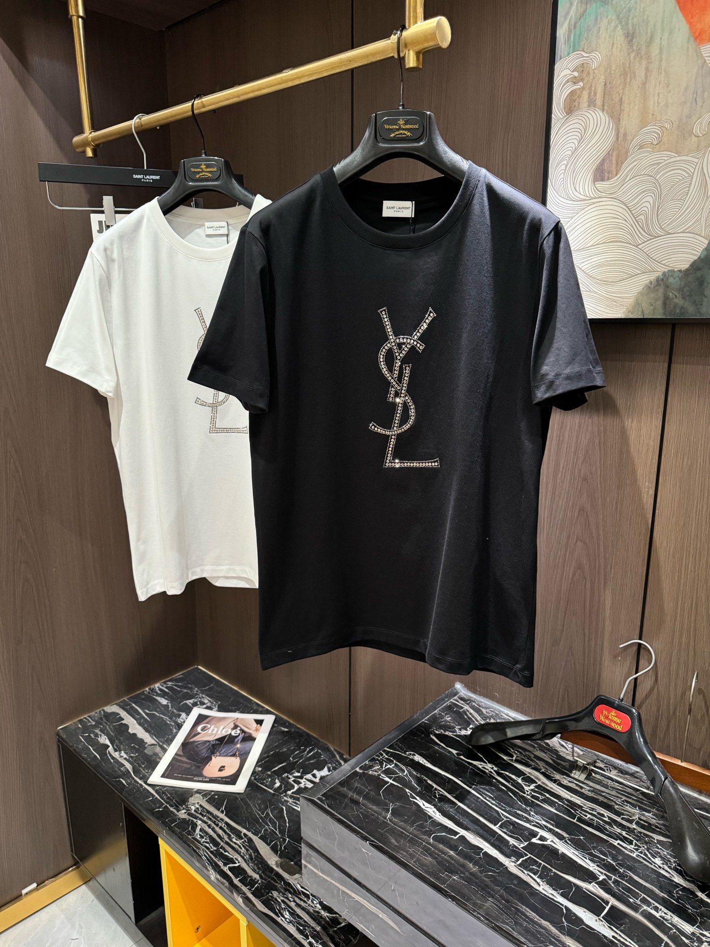 NO:118557,YSL2025 spring and summer new short-sleeved sleeves have bright and bright overall color, smooth and soft feel, with a strong drape, natural and soft texture, super comfortable in the body, and a strong drape!  T-shirts are very comfortable and practical in daily wear, super toughness is better than ordinary cotton, the texture is delicate, soft and skin-friendly, the touch is light and cool, the color is bright and the color is fast, the breathability and drape are good.. M-3XL, saint laurent, T-shirt, tees, t-shirt, alexander wang19860909YSL2025 春夏新款短袖 整体上色泽较鲜明和光亮,手感顺滑揉软,悬垂感特强,质地自然柔软、贴身超级舒服,悬垂感特强！ T恤日常穿搭很自在很实用,超级的有韧性比起一般的棉手感质感都更好的,面料质地细腻、柔软、亲肤,触感轻薄凉爽,色泽艳丽色牢度高,透气性及悬垂性好..码数M-3XL,,saint laurent,T-shirt,tees，t-shirt,alexander wang,Men's clothing