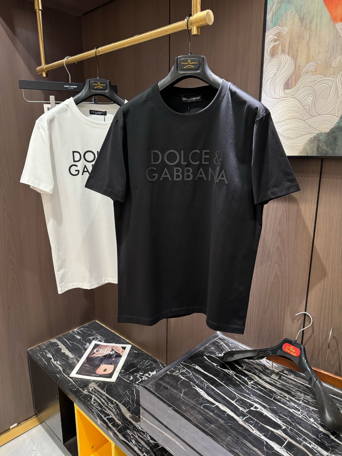 NO:118559,DG2025 spring and summer new short-sleeved sleeves have bright and bright overall color, smooth and soft feel, with a strong drape, natural and soft texture, super comfortable in the body, and a strong drape!  T-shirts are very comfortable and practical in daily wear, super toughness is better than ordinary cotton, the texture is delicate, soft and skin-friendly, the touch is light and cool, the color is bright and the color is fast, the breathability and drape are good..Dolce & Gabbana, T-shirt,tees, t-shirt,alexander wang19860909DG2025 春夏新款短袖 整体上色泽较鲜明和光亮,手感顺滑揉软,悬垂感特强,质地自然柔软、贴身超级舒服,悬垂感特强！ T恤日常穿搭很自在很实用,超级的有韧性比起一般的棉手感质感都更好的,面料质地细腻、柔软、亲肤,触感轻薄凉爽,色泽艳丽色牢度高,透气性及悬垂性好..码数M-3XL,,Dolce&Gabbana,T-shirt,tees，t-shirt,alexander wang,Men's clothing