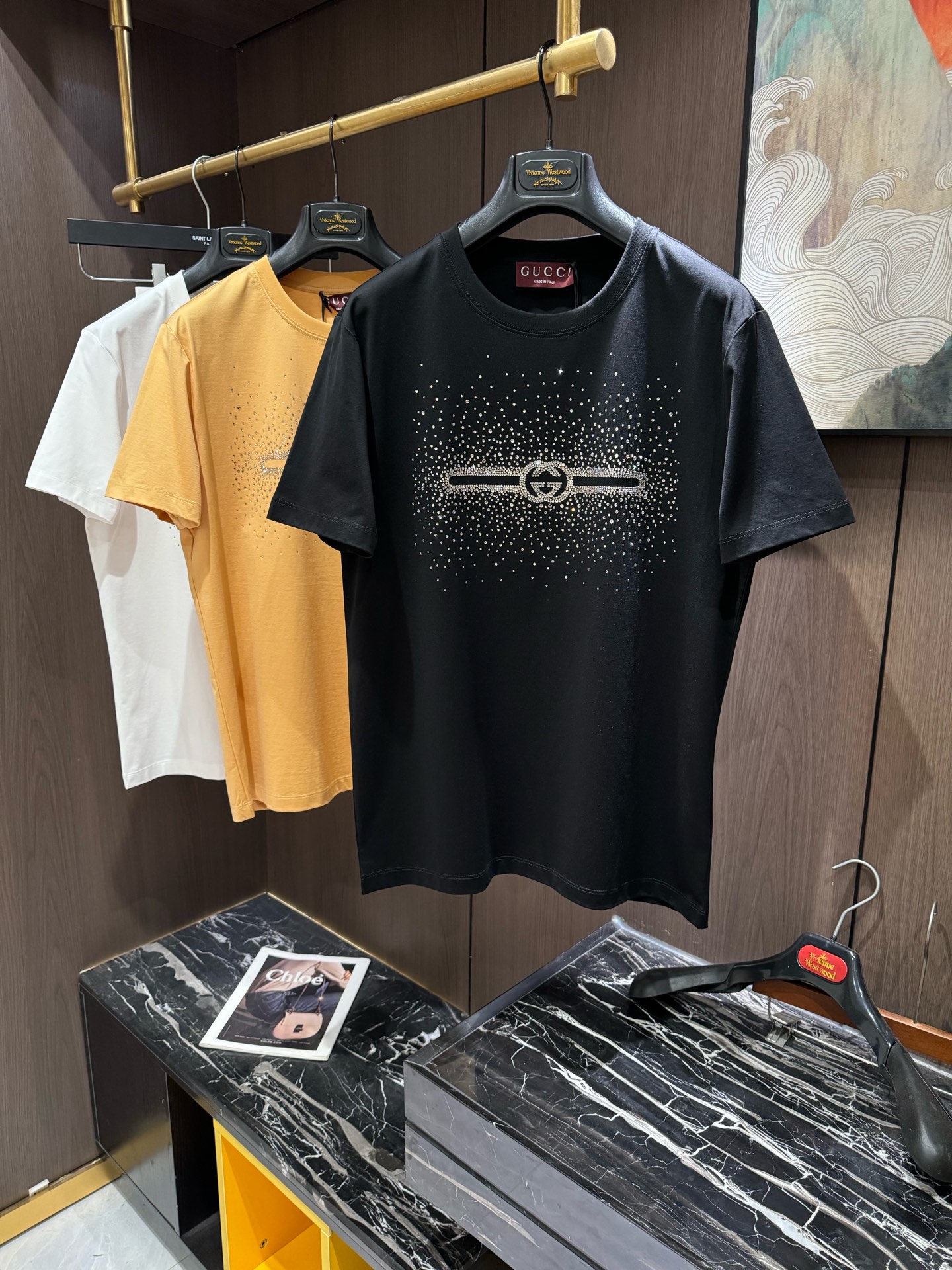 NO:118545,GU2025 spring and summer new short-sleeved sleeves have bright and bright overall color, smooth and soft feel, with a strong drape, natural and soft texture, super comfortable in the body, and a strong drape!  T-shirts are very comfortable and practical in daily wear, super toughness is better than ordinary cotton, the texture is delicate, soft and skin-friendly, the touch is light and cool, the color is bright and the color is fast, the breathability and drape are good.. Number of codes M-3XL, T-shirt,tees, t-shirt,alexander wang19860909GU2025 春夏新款短袖 整体上色泽较鲜明和光亮,手感顺滑揉软,悬垂感特强,质地自然柔软、贴身超级舒服,悬垂感特强！ T恤日常穿搭很自在很实用,超级的有韧性比起一般的棉手感质感都更好的,面料质地细腻、柔软、亲肤,触感轻薄凉爽,色泽艳丽色牢度高,透气性及悬垂性好..码数M-3XL,,T-shirt,tees，t-shirt,alexander wang,Men's clothing