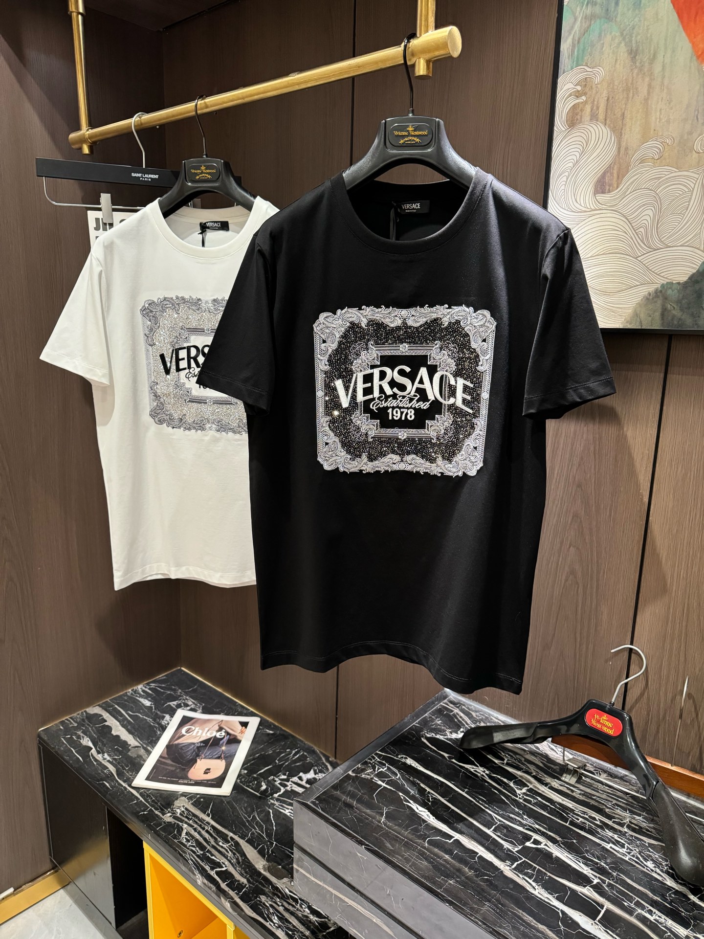 NO:118542,VER2025 spring and summer new short-sleeved sleeves have bright and bright overall color, smooth and soft feel, with a strong drape, natural and soft texture, super comfortable in the body, and a strong drape!  T-shirts are very comfortable and practical in daily wear, super toughness is better than ordinary cotton, the texture is delicate, soft and skin-friendly, the touch is light and cool, the color is bright and the color is fast, the breathability and drape are good.. Number of codes M-3XL, T-shirt,tees, t-shirt,alexander wang19860909VER2025 春夏新款短袖 整体上色泽较鲜明和光亮,手感顺滑揉软,悬垂感特强,质地自然柔软、贴身超级舒服,悬垂感特强！ T恤日常穿搭很自在很实用,超级的有韧性比起一般的棉手感质感都更好的,面料质地细腻、柔软、亲肤,触感轻薄凉爽,色泽艳丽色牢度高,透气性及悬垂性好..码数M-3XL,,T-shirt,tees，t-shirt,alexander wang,Men's clothing