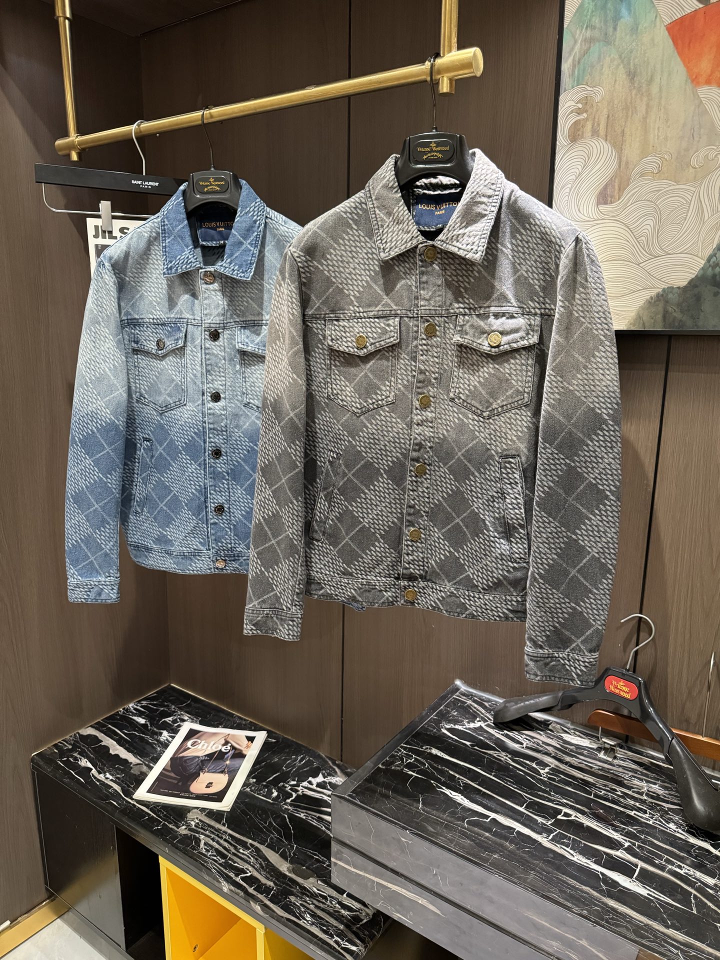 NO:119005,LV25S spring and summer new product wash denim jacket, the same style of men and women, is cool and cool, and uses customized high-quality twill cotton-washed denim fabric, with delicate texture and natural cotton feel, with both bone-skinned and soft, and is not picky about the classic washing color, regular style cut, exquisite details and workmanship are super good, the denim texture is very amazing, it is comfortable and stylish, suitable for men and women to wear!  Code number M-3XL, louis vuitton, jackets & coats,alexander wang19860909LV25S春夏新品 水洗牛仔外套,男女同款又酷又飒爽,采用定制高品质斜纹棉质水洗牛仔面料,纹理细腻,棉感自然,既有筋骨感又不失柔软,不挑人的经典水洗色,常规版型裁剪,精致细节做工超级好,牛仔质感上身效果非常惊艳,穿着舒适又有型,适合男女穿搭！码数M-3XL,,louis vuitton,jackets & coats,alexander wang,Men's clothing