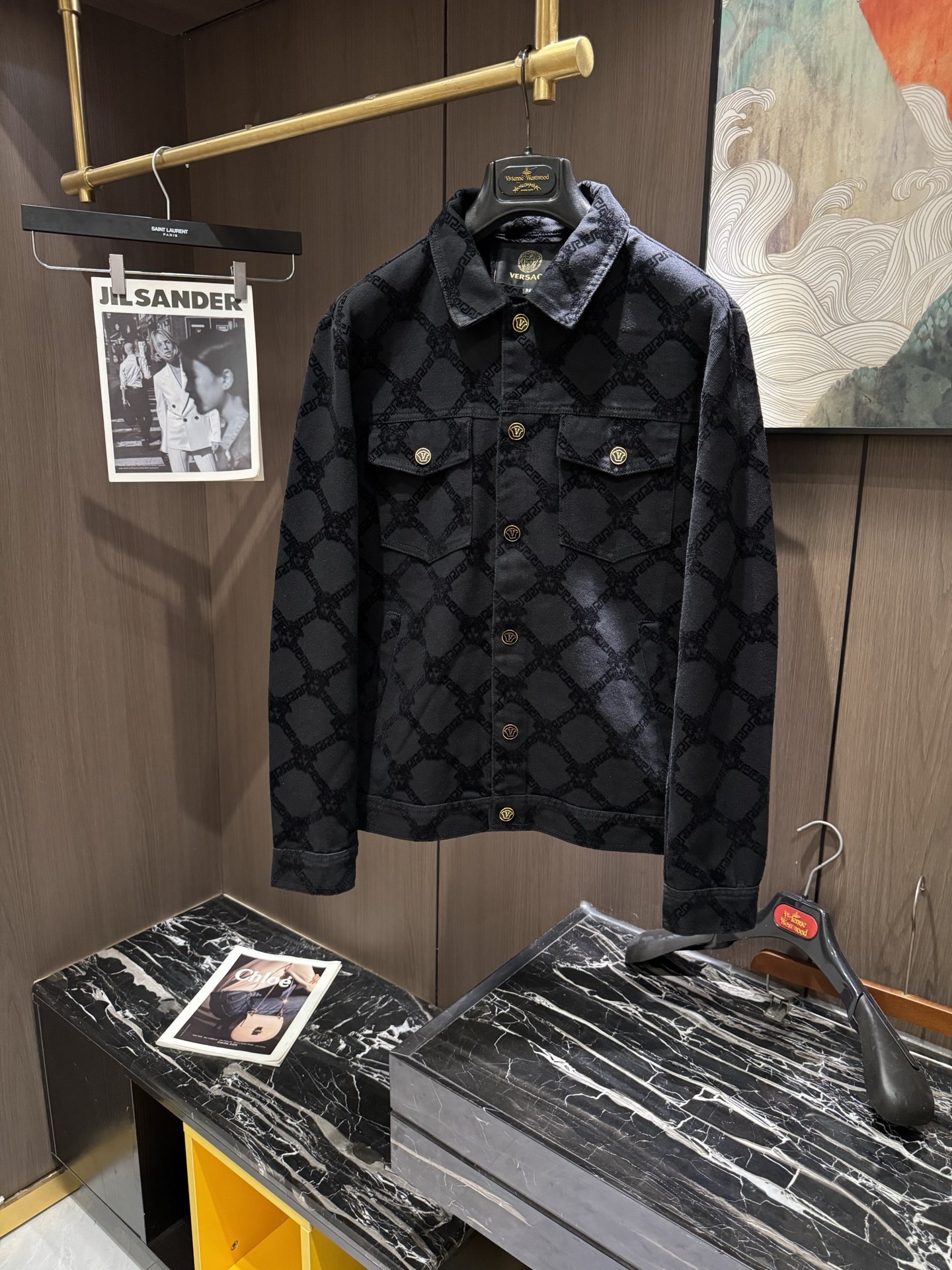 NO:121887,VER25S spring and summer new product Xiaohei Niu denim jacket, the same style for men and women, is cool and cool, and uses customized high-quality twill cotton denim fabric, with delicate texture and natural cotton feel, with both bone-skinned and soft, and is not picky about the classic Xiaohei Niu. The regular style is cut, with super exquisite details and workmanship. The denim texture is very amazing, and it is comfortable and stylish to wear, suitable for men and women!  Code number M-3XL, Jackets & coats,alexander wang19860909VER25S春夏新品 小黑牛牛仔外套,男女同款又酷又飒爽,采用定制高品质斜纹棉质牛仔面料,纹理细腻,棉感自然,既有筋骨感又不失柔软,不挑人的经典小黑牛,常规版型裁剪,精致细节做工超级好,牛仔质感上身效果非常惊艳,穿着舒适又有型,适合男女穿搭！码数M-3XL,,jackets & coats,alexander wang,Men's clothing