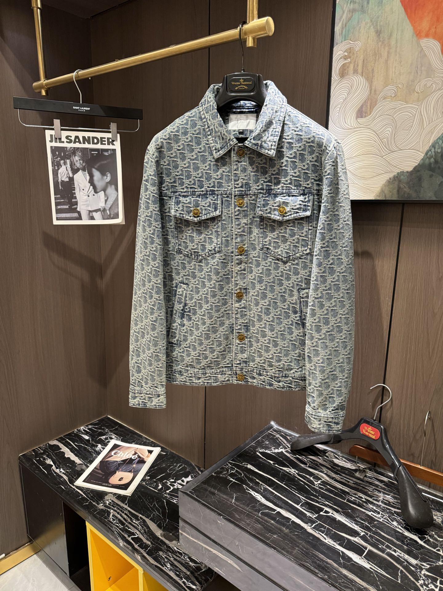 NO:121884,CD25S spring and summer new product wash denim jacket, the same style of men and women, is cool and cool, and uses customized high-quality twill cotton-washed denim fabric, with delicate texture and natural cotton feel, which has both bone-skinned and softness, and is not picky about the classic washing color, regular style cut, exquisite details and workmanship are super good, the denim texture is very amazing, it is comfortable and stylish, suitable for men and women to wear!  Code number M-3XL, Jackets & coats,alexander wang19860909CD25S春夏新品 水洗牛仔外套,男女同款又酷又飒爽,采用定制高品质斜纹棉质水洗牛仔面料,纹理细腻,棉感自然,既有筋骨感又不失柔软,不挑人的经典水洗色,常规版型裁剪,精致细节做工超级好,牛仔质感上身效果非常惊艳,穿着舒适又有型,适合男女穿搭！码数M-3XL,,jackets & coats,alexander wang,Men's clothing