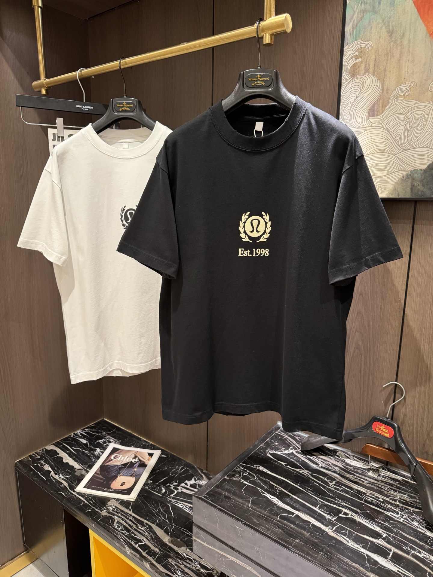 NO:118998,LULU2025 spring and summer new short-sleeved sleeves have a bright and bright overall color, smooth and soft feel, with a strong drape, natural and soft texture, super comfortable in the body, and a strong drape!  T-shirts are very comfortable and practical in daily wear, super toughness is better than ordinary cotton, the texture is delicate, soft and skin-friendly, the touch is light and cool, the color is bright and the color is high in fastness, and the breathability and drape are good.. Number of codes XS-L,, T-shirt,tees, t-shirt,alexander wang19860909LULU2025 春夏新款短袖 整体上色泽较鲜明和光亮,手感顺滑揉软,悬垂感特强,质地自然柔软、贴身超级舒服,悬垂感特强！ T恤日常穿搭很自在很实用,超级的有韧性比起一般的棉手感质感都更好的,面料质地细腻、柔软、亲肤,触感轻薄凉爽,色泽艳丽色牢度高,透气性及悬垂性好..码数XS-L,,T-shirt,tees，t-shirt,alexander wang,Men's clothing