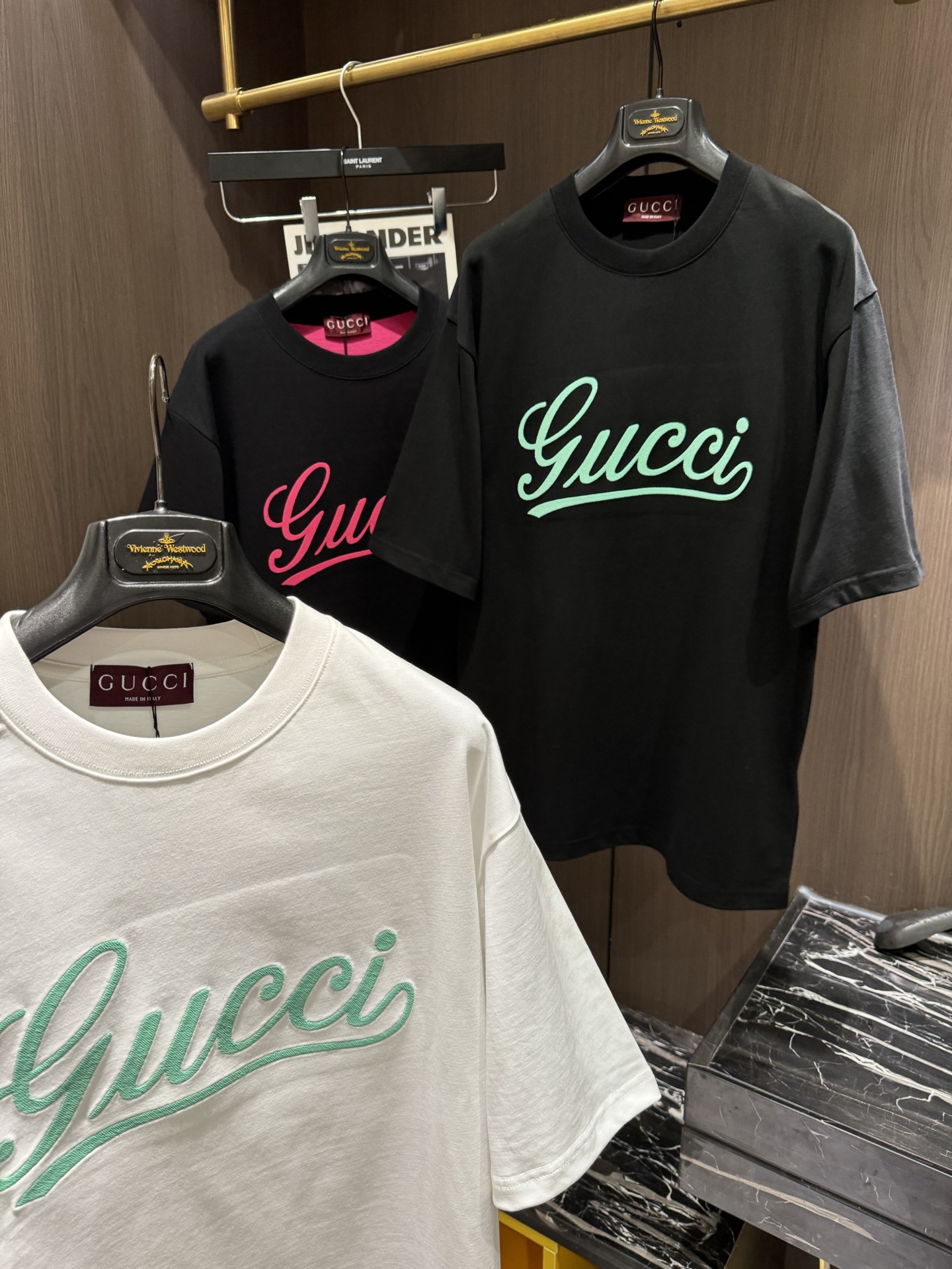 NO:118996,GU2025 spring and summer new short-sleeved sleeves have bright and bright overall color, smooth and soft feel, with a strong drape, natural and soft texture, super comfortable in the body, and a strong drape!  T-shirts are very comfortable and practical in daily wear, super toughness is better than ordinary cotton, the texture is delicate, soft and skin-friendly, the touch is light and cool, the color is bright and the color is high in fastness, and the breathability and drape are good.. Number of codes XS-L,, T-shirt,tees, t-shirt,alexander wang19860909GU2025 春夏新款短袖 整体上色泽较鲜明和光亮,手感顺滑揉软,悬垂感特强,质地自然柔软、贴身超级舒服,悬垂感特强！ T恤日常穿搭很自在很实用,超级的有韧性比起一般的棉手感质感都更好的,面料质地细腻、柔软、亲肤,触感轻薄凉爽,色泽艳丽色牢度高,透气性及悬垂性好..码数XS-L,,T-shirt,tees，t-shirt,alexander wang,Men's clothing