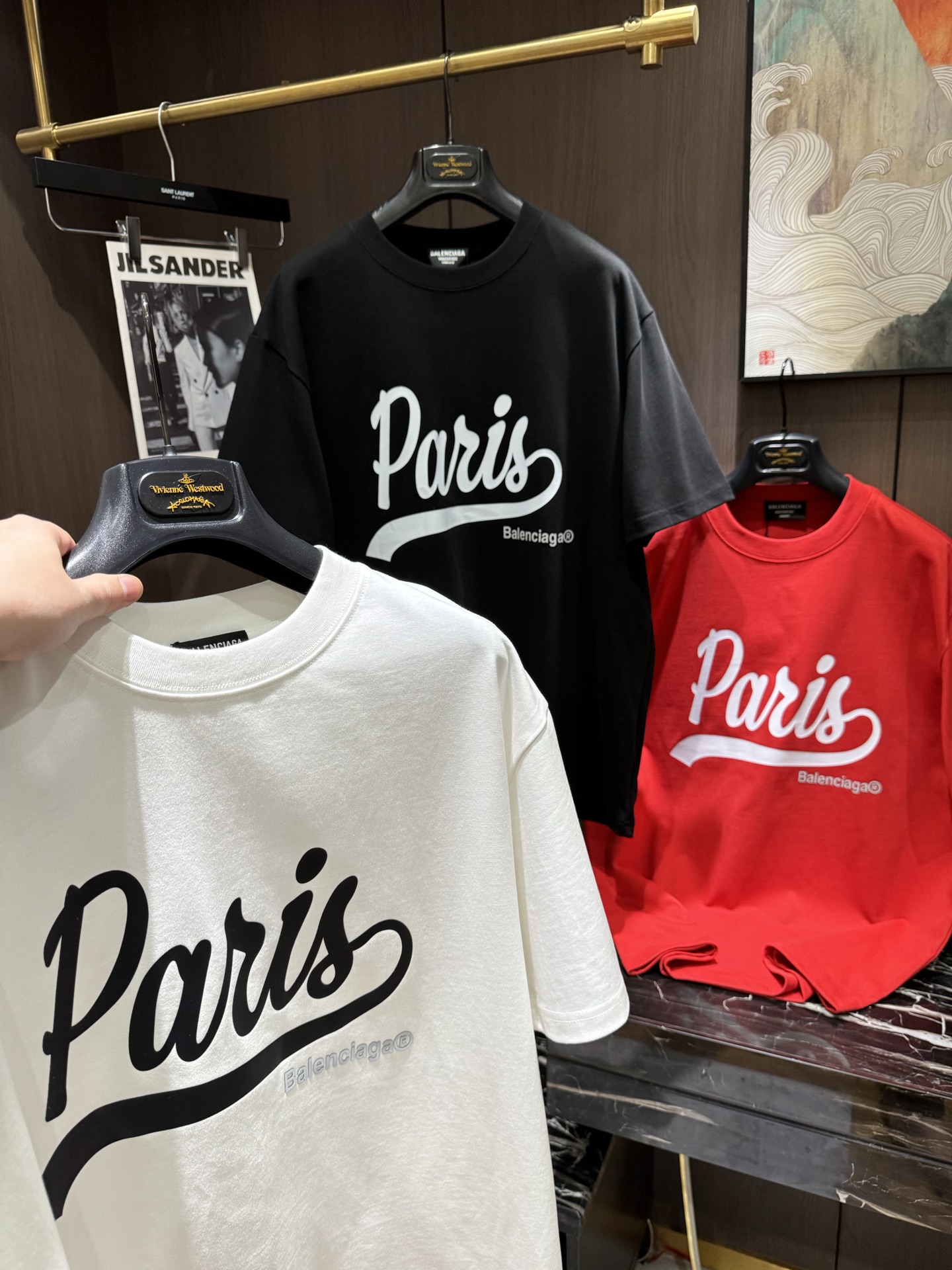 NO:118995,BAL2025 spring and summer new short-sleeved sleeves have bright and bright overall color, smooth and soft feel, with a strong drape, natural and soft texture, super comfortable close body, and a strong drape!  T-shirts are very comfortable and practical in daily wear, super toughness is better than ordinary cotton, the texture is delicate, soft and skin-friendly, the touch is light and cool, the color is bright and the color is high in fastness, and the breathability and drape are good.. Number of codes XS-L,, T-shirt,tees, t-shirt,alexander wang19860909BAL2025 春夏新款短袖 整体上色泽较鲜明和光亮,手感顺滑揉软,悬垂感特强,质地自然柔软、贴身超级舒服,悬垂感特强！ T恤日常穿搭很自在很实用,超级的有韧性比起一般的棉手感质感都更好的,面料质地细腻、柔软、亲肤,触感轻薄凉爽,色泽艳丽色牢度高,透气性及悬垂性好..码数XS-L,,T-shirt,tees，t-shirt,alexander wang,Men's clothing