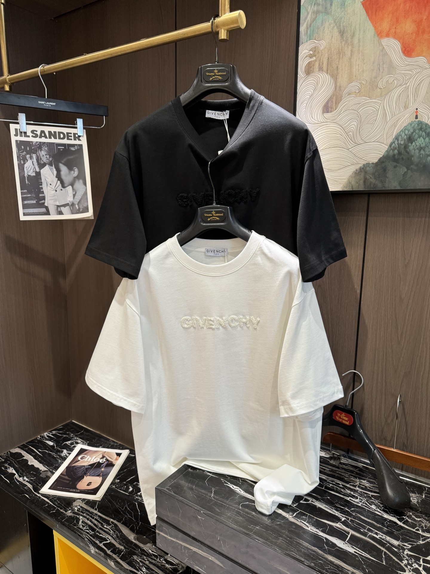 NO:120462,GIV2025 spring and summer new short-sleeved sleeves have bright and bright overall color, smooth and soft feel, with a strong drape, natural and soft texture, super comfortable close body, and a strong drape!  T-shirts are very comfortable and practical in daily wear, super toughness is better than ordinary cotton, the texture is delicate, soft and skin-friendly, the touch is light and cool, the color is bright and the color is fast, the breathability and drape are good.. S-XL, T-shirt,tees, t-shirt,alexander wang19860909GIV2025 春夏新款短袖 整体上色泽较鲜明和光亮,手感顺滑揉软,悬垂感特强,质地自然柔软、贴身超级舒服,悬垂感特强！ T恤日常穿搭很自在很实用,超级的有韧性比起一般的棉手感质感都更好的,面料质地细腻、柔软、亲肤,触感轻薄凉爽,色泽艳丽色牢度高,透气性及悬垂性好..码数S-XL,,T-shirt,tees，t-shirt,alexander wang,Men's clothing