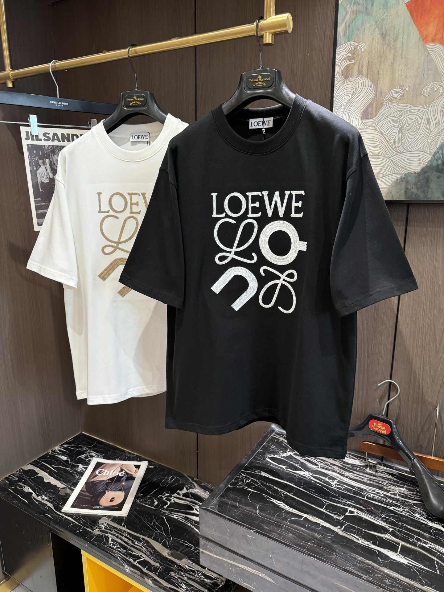 NO:120456,LOE2025 Spring and Summer New Short Sleeves. The overall color is bright and bright, with a smooth and soft feel, with a strong drape, a natural and soft texture, super comfortable in the body, and a strong drape!  T-shirts are very comfortable and practical in daily wear, super toughness is better than ordinary cotton, the texture is delicate, soft and skin-friendly, the touch is light and cool, the color is bright and the color is fast, the breathability and drape are good.. S-XL, loewe, T-shirt, tees, t-shirt, alexander wang19860909LOE2025 春夏新款短袖 整体上色泽较鲜明和光亮,手感顺滑揉软,悬垂感特强,质地自然柔软、贴身超级舒服,悬垂感特强！ T恤日常穿搭很自在很实用,超级的有韧性比起一般的棉手感质感都更好的,面料质地细腻、柔软、亲肤,触感轻薄凉爽,色泽艳丽色牢度高,透气性及悬垂性好..码数S-XL,,loewe,T-shirt,tees，t-shirt,alexander wang,Men's clothing