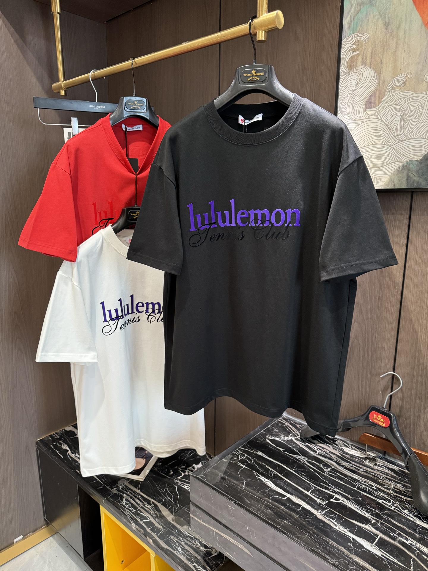 NO:118993,LULU2025 spring and summer new short-sleeved sleeves have a bright and bright overall color, smooth and soft feel, with a strong drape, natural and soft texture, super comfortable in the body, and a strong drape!  T-shirts are very comfortable and practical in daily wear, super toughness is better than ordinary cotton, the texture is delicate, soft and skin-friendly, the touch is light and cool, the color is bright and the color is high in fastness, and the breathability and drape are good.. Number of codes XS-L,, T-shirt,tees, t-shirt,alexander wang19860909LULU2025 春夏新款短袖 整体上色泽较鲜明和光亮,手感顺滑揉软,悬垂感特强,质地自然柔软、贴身超级舒服,悬垂感特强！ T恤日常穿搭很自在很实用,超级的有韧性比起一般的棉手感质感都更好的,面料质地细腻、柔软、亲肤,触感轻薄凉爽,色泽艳丽色牢度高,透气性及悬垂性好..码数XS-L,,T-shirt,tees，t-shirt,alexander wang,Men's clothing