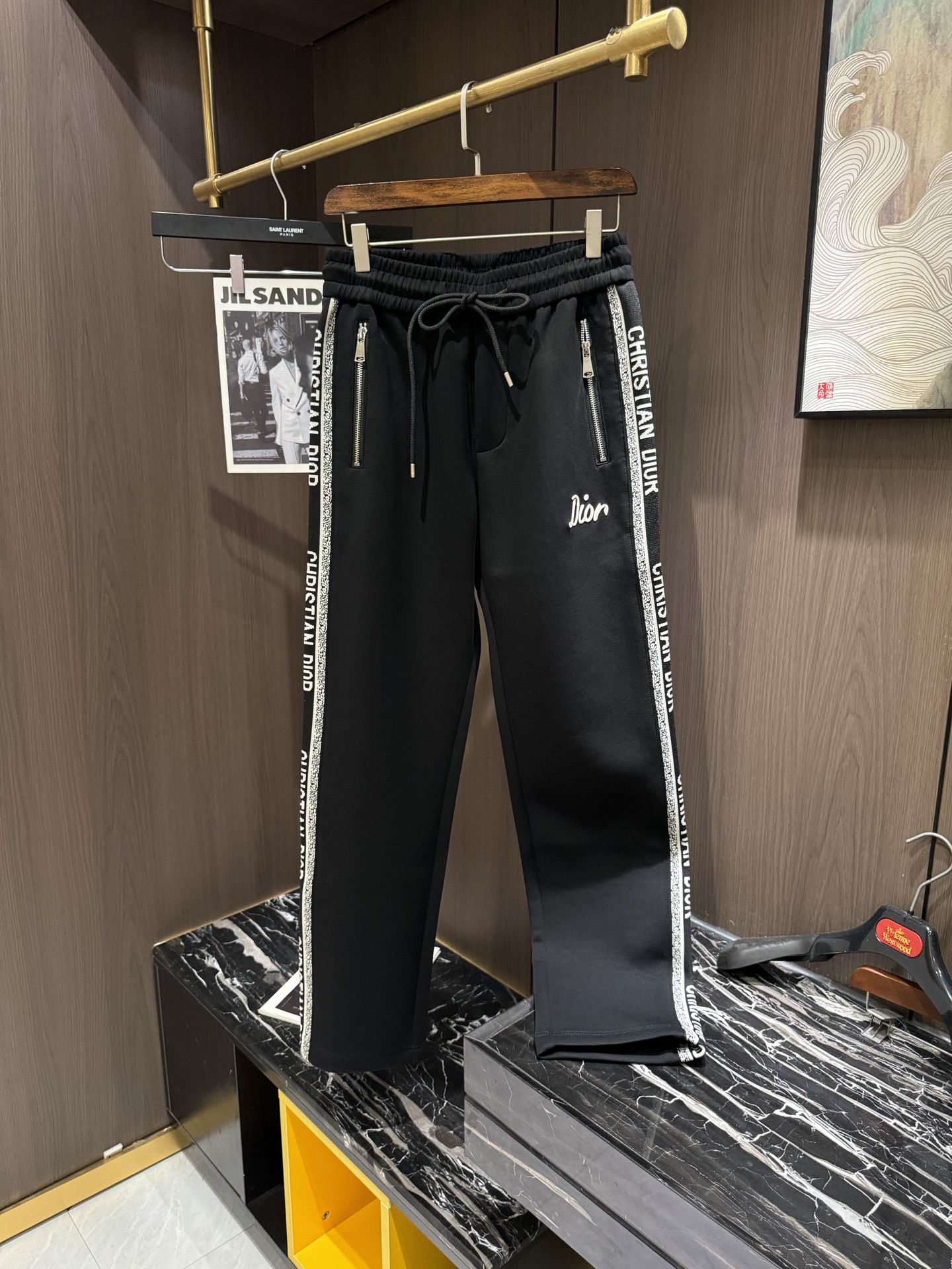 NO:120455,CD2025 Spring and Summer Latest Series Men's Casual Pants!  Soft and delicate, excellent feel!  The brand style is unobstructed!  Minimalist design, without extravagant elements to win the lead, the details are finely made, the hardware accessories are customized, the thickness is just right, easy to control various weather in spring and summer, classic colors are very energetic, and various styles of dressing, casual business, daily life, and fashion trends can be controlled!  Overall, both in terms of grade and fashion are extremely outstanding, bringing extraordinary clothing taste!  Code number M-3XL, alexander wang19860909CD2025春夏最新系列男士休闲裤！柔软细腻,手感绝佳！品牌格调一览无余！极简主义设计,没有多余浮夸的元素来宣兵夺主,细节做工精细,五金配件原版定制,厚薄程度也是恰到好处,轻松驾驭春夏各种天气,经典颜色上身很显精气神,多种风格穿搭,休闲商务、日常生活、时尚潮流均可驾驭！整体不论是档次还是时尚感都是极为出色的,带来非凡的衣着品味！码数M-3XL,,alexander wang,Men's clothing