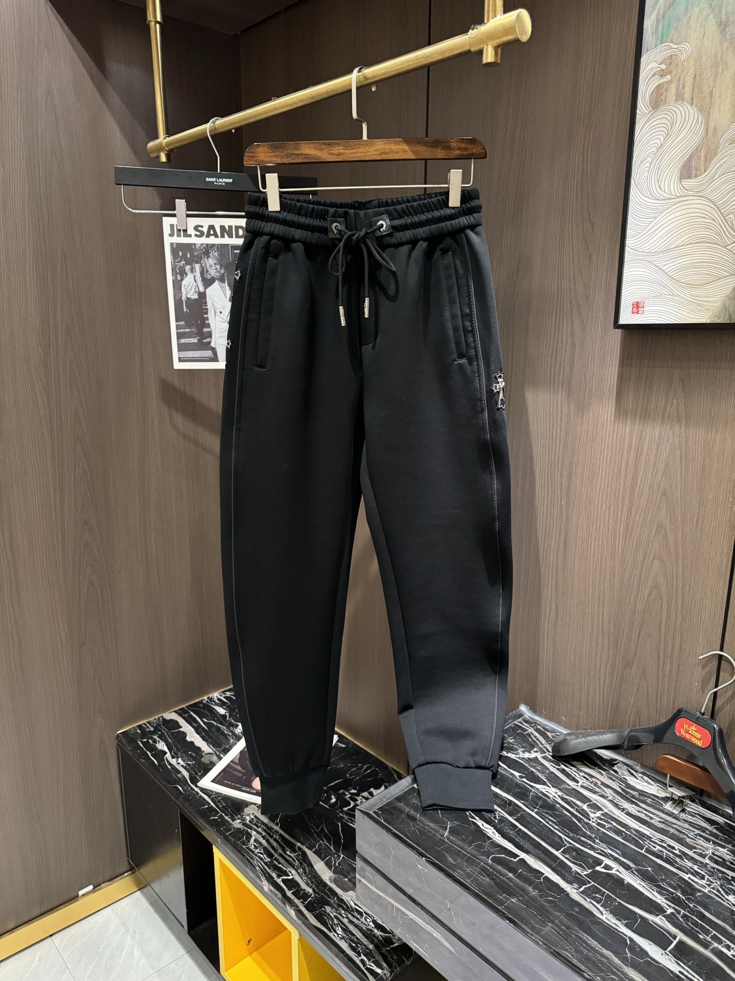 NO:120453,CHR2025 Spring and Summer Latest Series of Men's Leisure Pants!  Soft and delicate, excellent feel!  The brand style is unobstructed!  Minimalist design, without extravagant elements to win the lead, the details are finely made, the hardware accessories are customized, the thickness is just right, easy to control various weather in spring and summer, classic colors are very energetic, and various styles of dressing, casual business, daily life, and fashion trends can be controlled!  Overall, both in terms of grade and fashion are extremely outstanding, bringing extraordinary clothing taste!  Code number M-3XL, alexander wang19860909CHR2025春夏最新系列男士休闲裤！柔软细腻,手感绝佳！品牌格调一览无余！极简主义设计,没有多余浮夸的元素来宣兵夺主,细节做工精细,五金配件原版定制,厚薄程度也是恰到好处,轻松驾驭春夏各种天气,经典颜色上身很显精气神,多种风格穿搭,休闲商务、日常生活、时尚潮流均可驾驭！整体不论是档次还是时尚感都是极为出色的,带来非凡的衣着品味！码数M-3XL,,alexander wang,Men's clothing