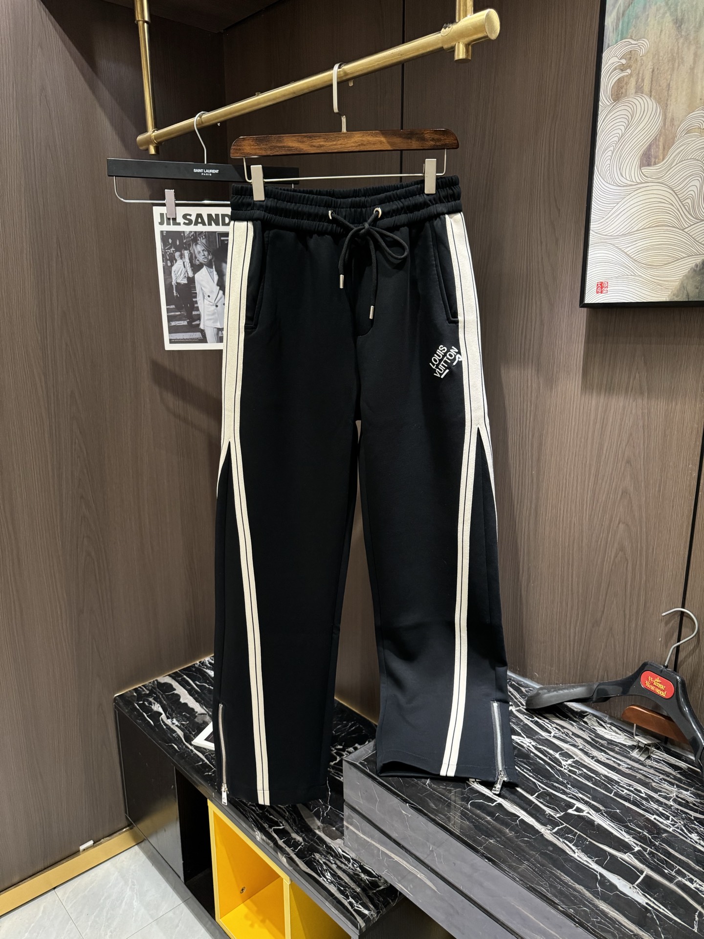 NO:120451,LV2025 Spring and Summer Latest Series Men's Casual Pants!  Soft and delicate, excellent feel!  The brand style is unobstructed!  Minimalist design, without extravagant elements to win the lead, the details are finely made, the hardware accessories are customized, the thickness is just right, easy to control various weather in spring and summer, classic colors are very energetic, and various styles of dressing, casual business, daily life, and fashion trends can be controlled!  Overall, both in terms of grade and fashion are extremely outstanding, bringing extraordinary clothing taste!  Code number M-3XL, louis vuitton,alexander wang19860909LV2025春夏最新系列男士休闲裤！柔软细腻,手感绝佳！品牌格调一览无余！极简主义设计,没有多余浮夸的元素来宣兵夺主,细节做工精细,五金配件原版定制,厚薄程度也是恰到好处,轻松驾驭春夏各种天气,经典颜色上身很显精气神,多种风格穿搭,休闲商务、日常生活、时尚潮流均可驾驭！整体不论是档次还是时尚感都是极为出色的,带来非凡的衣着品味！码数M-3XL,,louis vuitton,alexander wang,Men's clothing