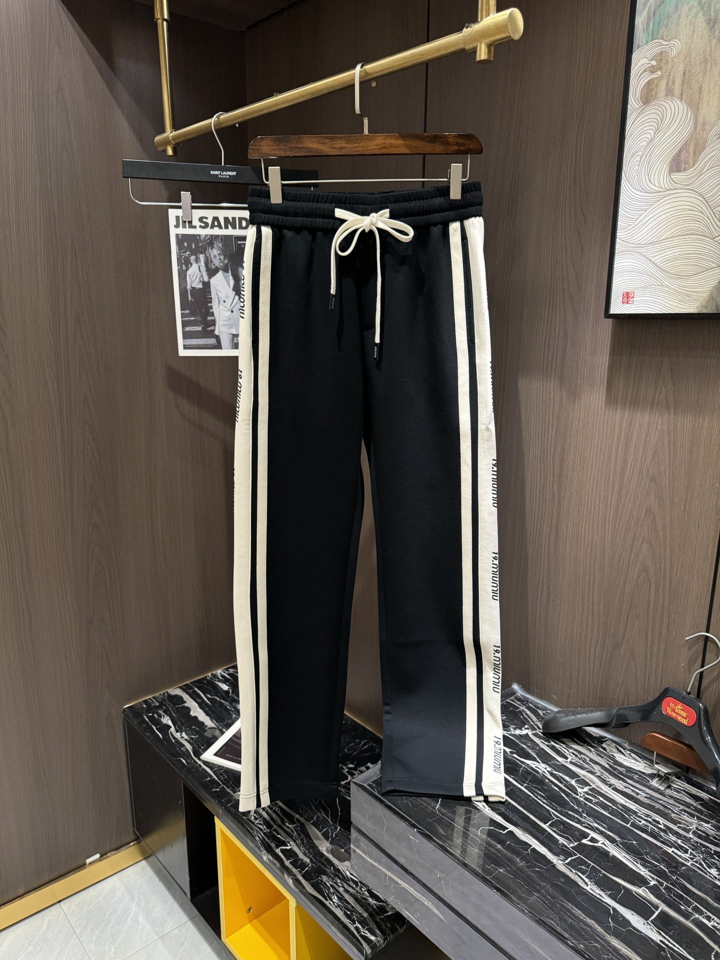 NO:120449,MIUMIU2025 Spring and Summer Latest Series of Men's Leisure Pants!  Soft and delicate, excellent feel!  The brand style is unobstructed!  Minimalist design, without extravagant elements to win the lead, the details are finely made, the hardware accessories are customized, the thickness is just right, easy to control various weather in spring and summer, classic colors are very energetic, and various styles of dressing, casual business, daily life, and fashion trends can be controlled!  Overall, both in terms of grade and fashion are extremely outstanding, bringing extraordinary clothing taste!  Code number M-3XL, miumiu, alexander wang19860909MIUMIU2025春夏最新系列男士休闲裤！柔软细腻,手感绝佳！品牌格调一览无余！极简主义设计,没有多余浮夸的元素来宣兵夺主,细节做工精细,五金配件原版定制,厚薄程度也是恰到好处,轻松驾驭春夏各种天气,经典颜色上身很显精气神,多种风格穿搭,休闲商务、日常生活、时尚潮流均可驾驭！整体不论是档次还是时尚感都是极为出色的,带来非凡的衣着品味！码数M-3XL,,miumiu,alexander wang,Men's clothing